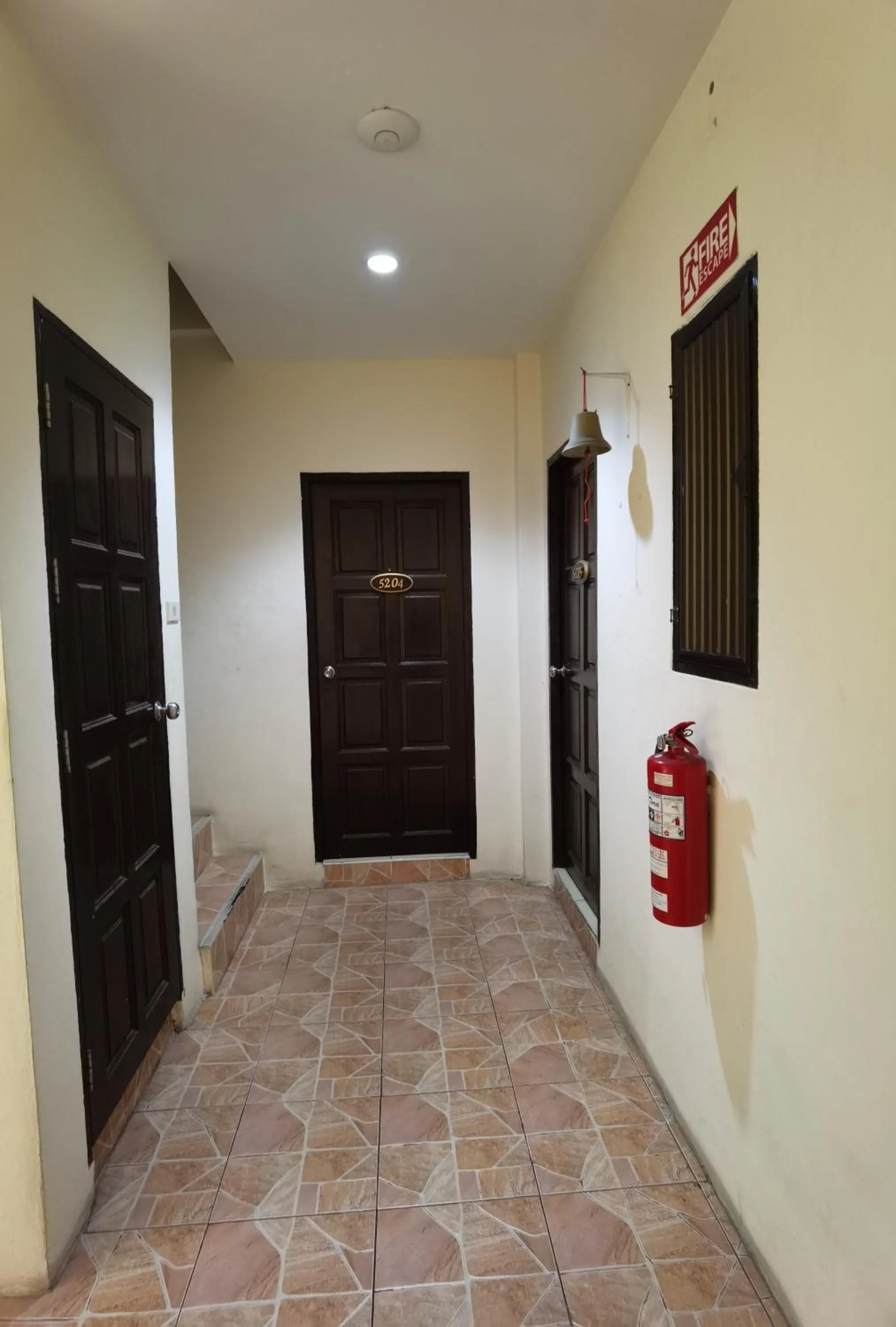 Facade/entrance in Lily Holiday hotel 百合假日酒店