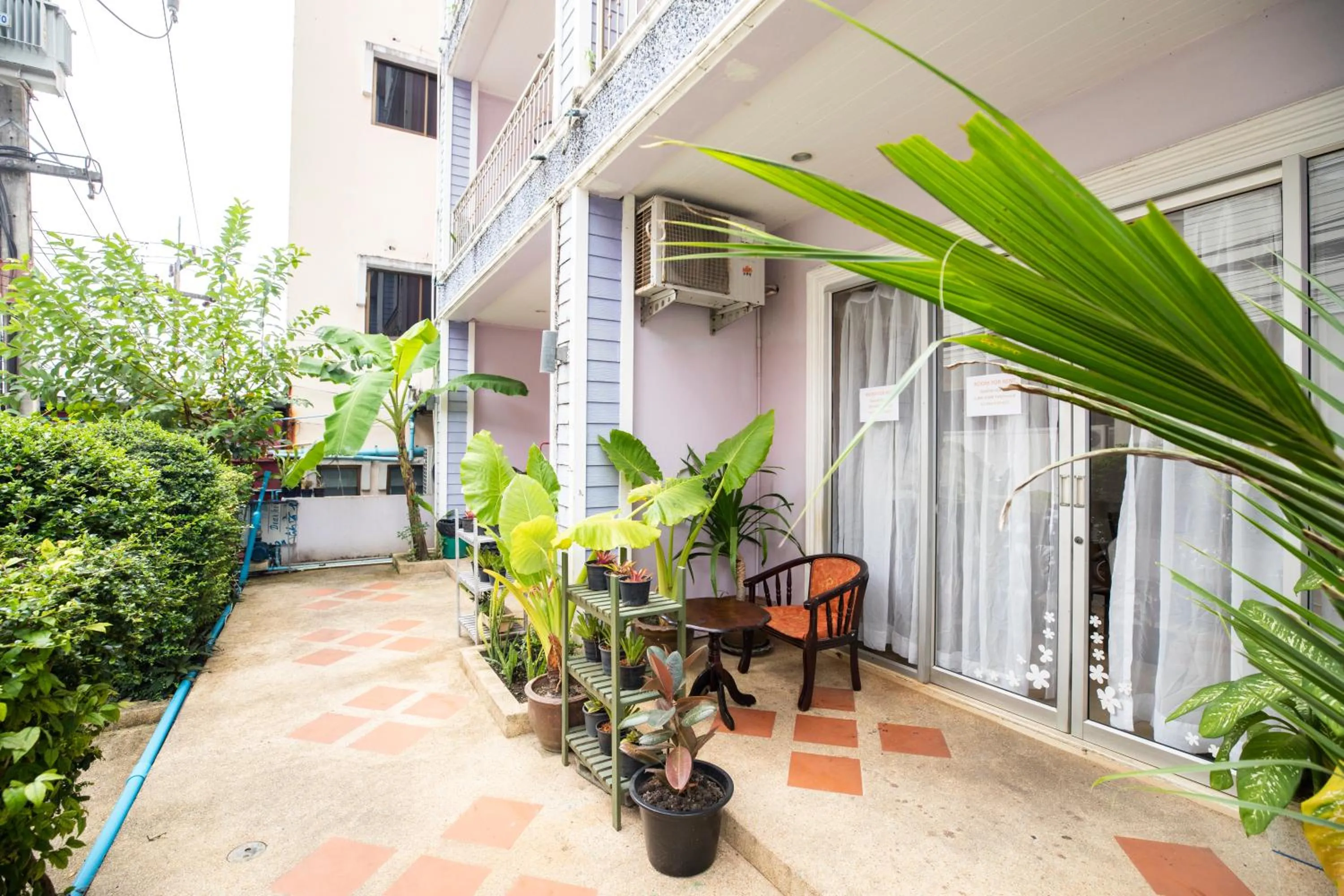 Property building in Lily Holiday hotel 百合假日酒店