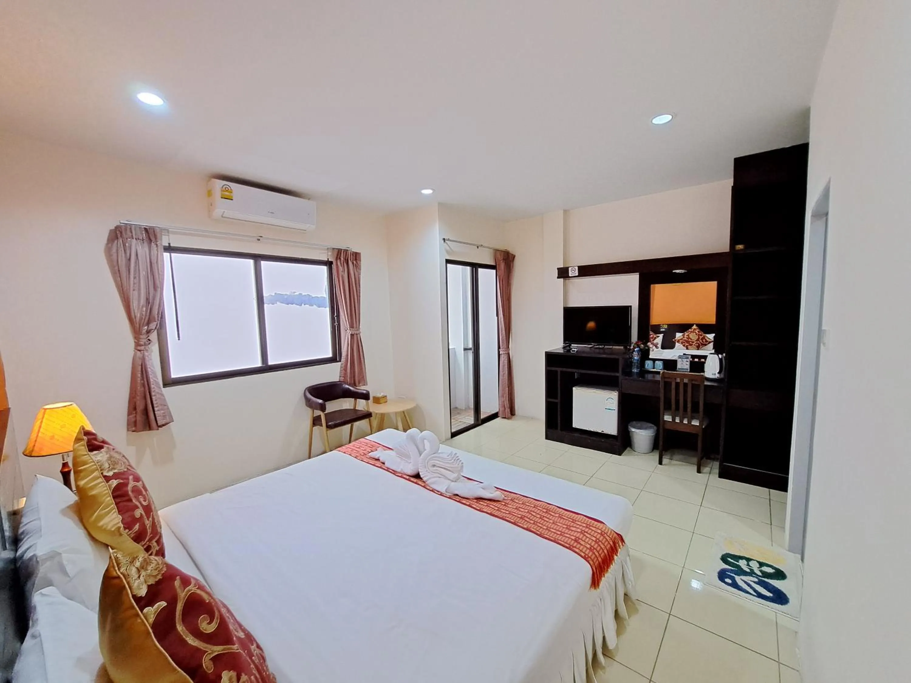 Communal lounge/ TV room, Bed in Lily Holiday hotel 百合假日酒店