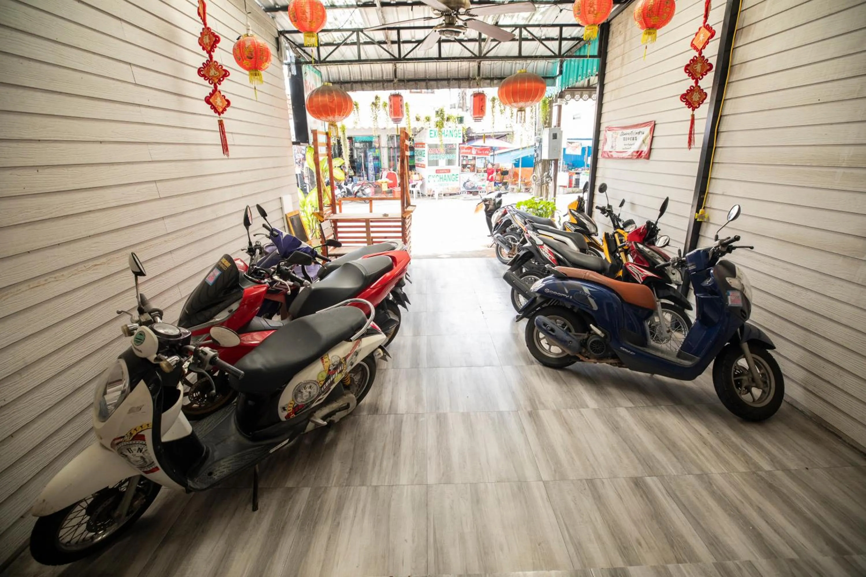 Parking in Lily Holiday hotel 百合假日酒店