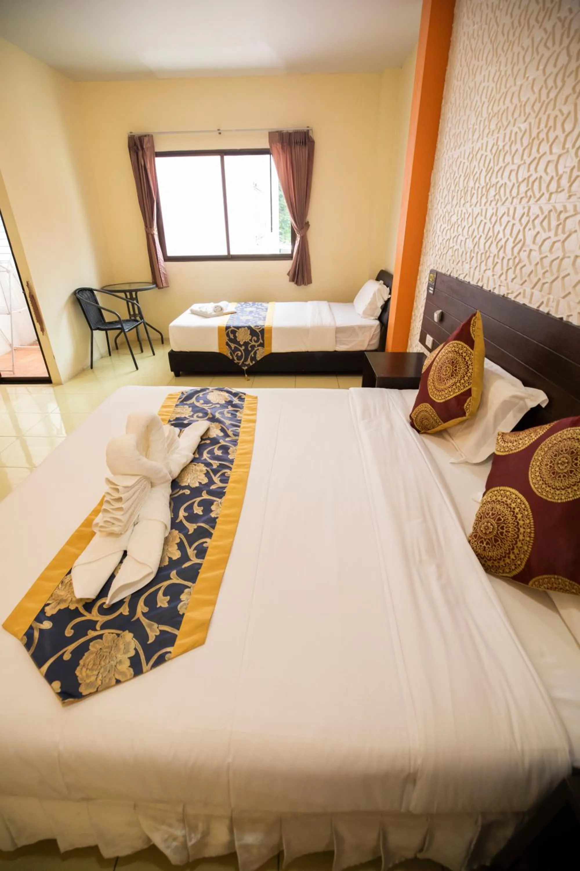 Bedroom, Bed in Lily Holiday hotel 百合假日酒店