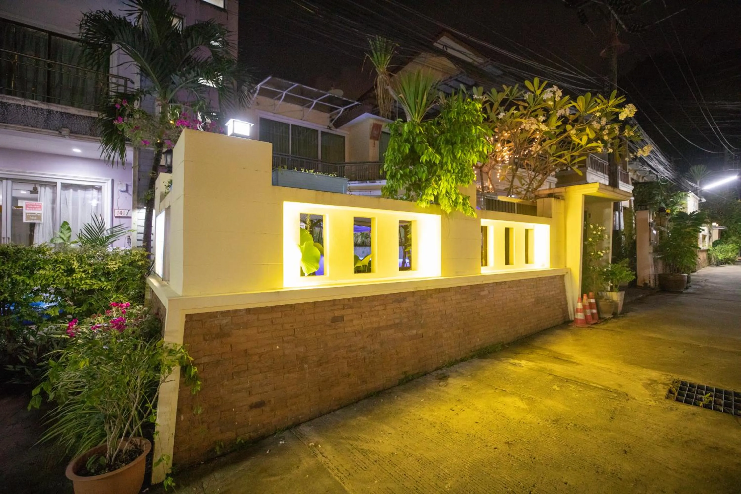 Property building in Lily Holiday hotel 百合假日酒店