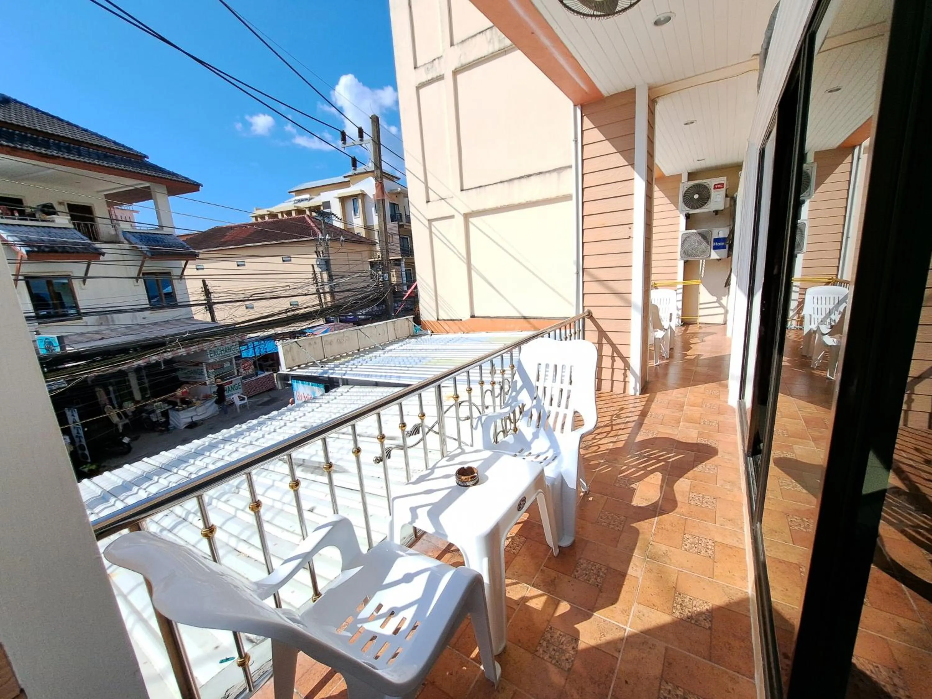 Property building in Lily Holiday hotel 百合假日酒店