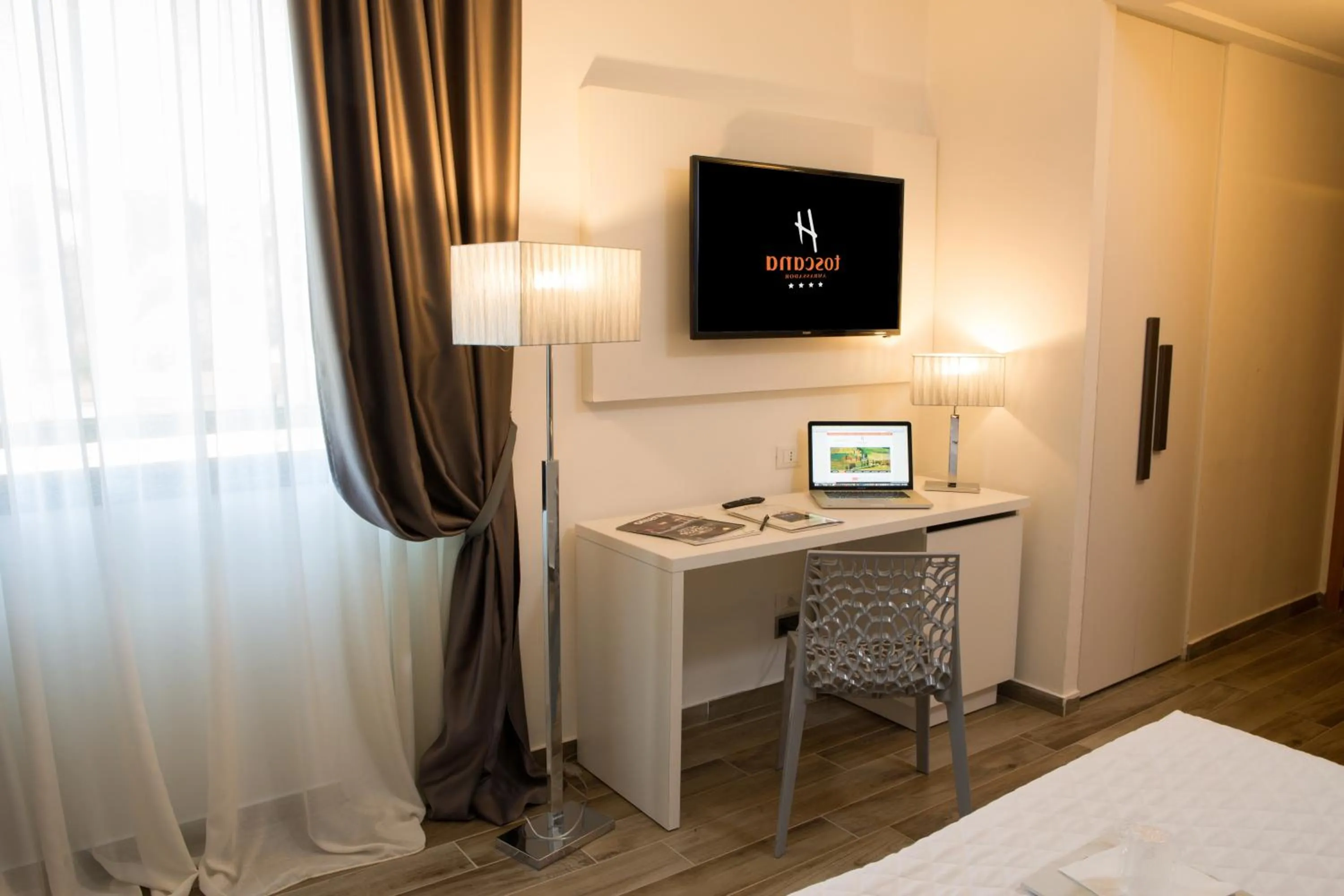 Seating area, Bed in Toscana Ambassador