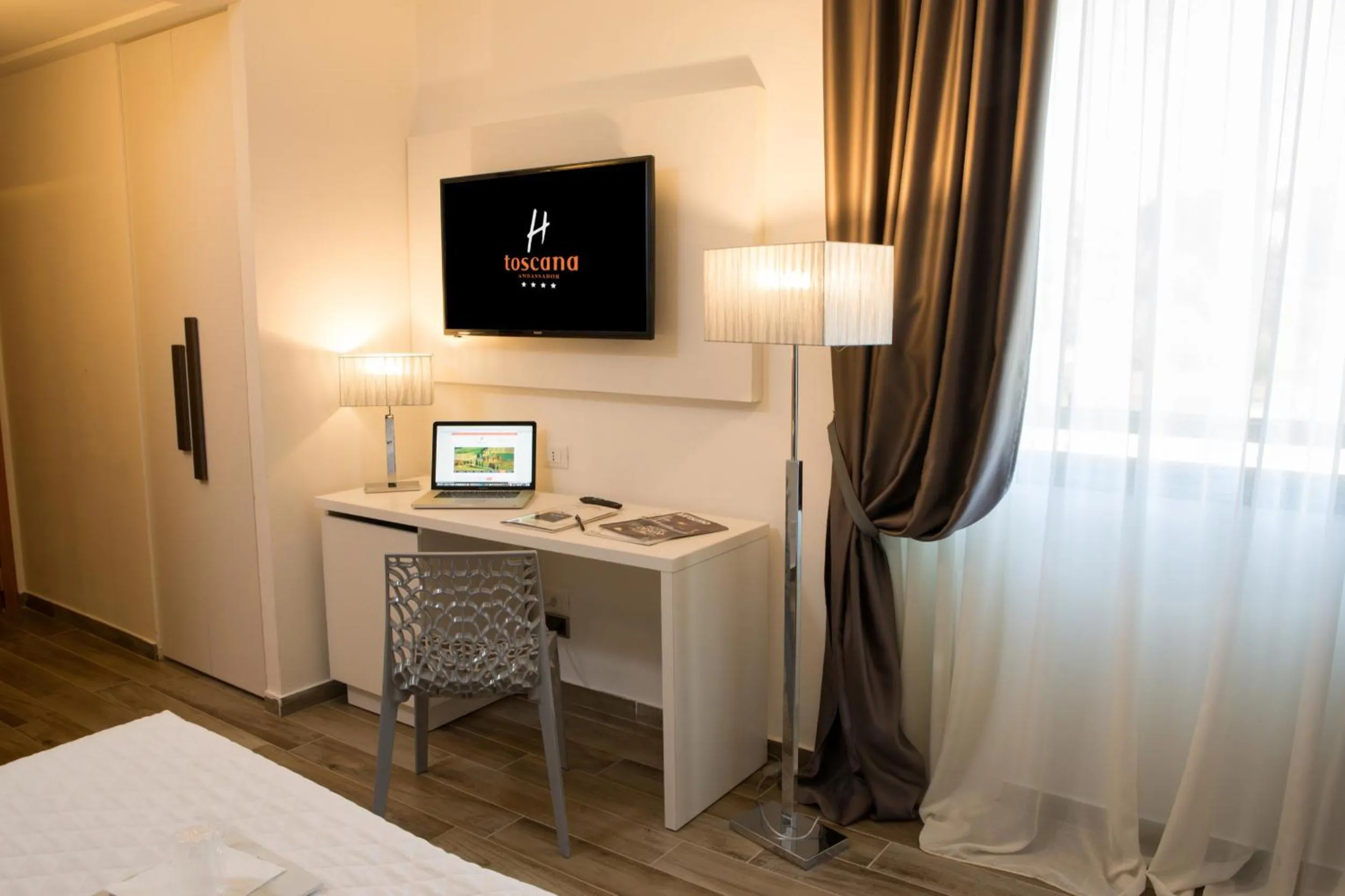 Seating area, Bed in Toscana Ambassador