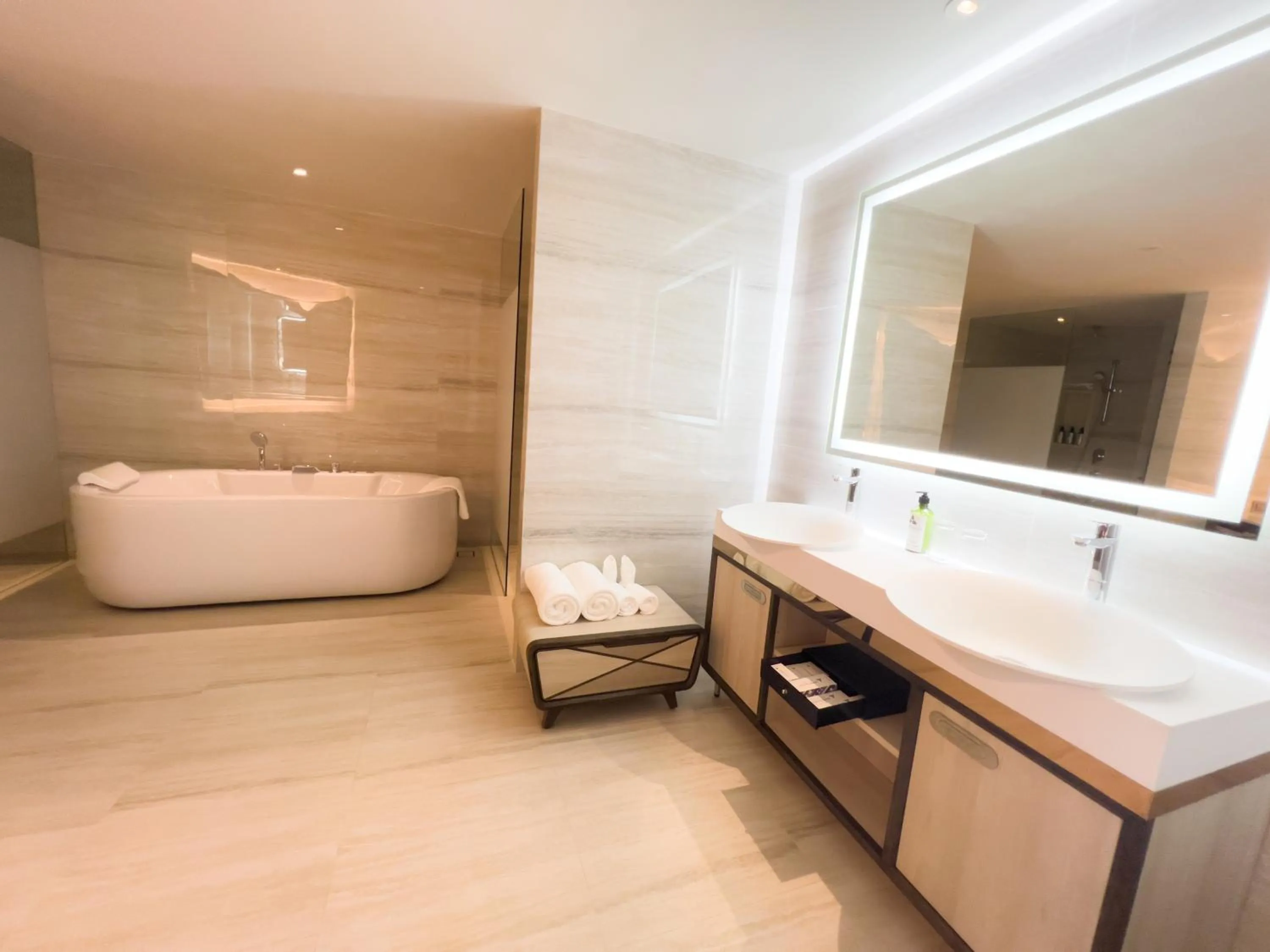 Bathroom in Amethyst Hotel Pattaya