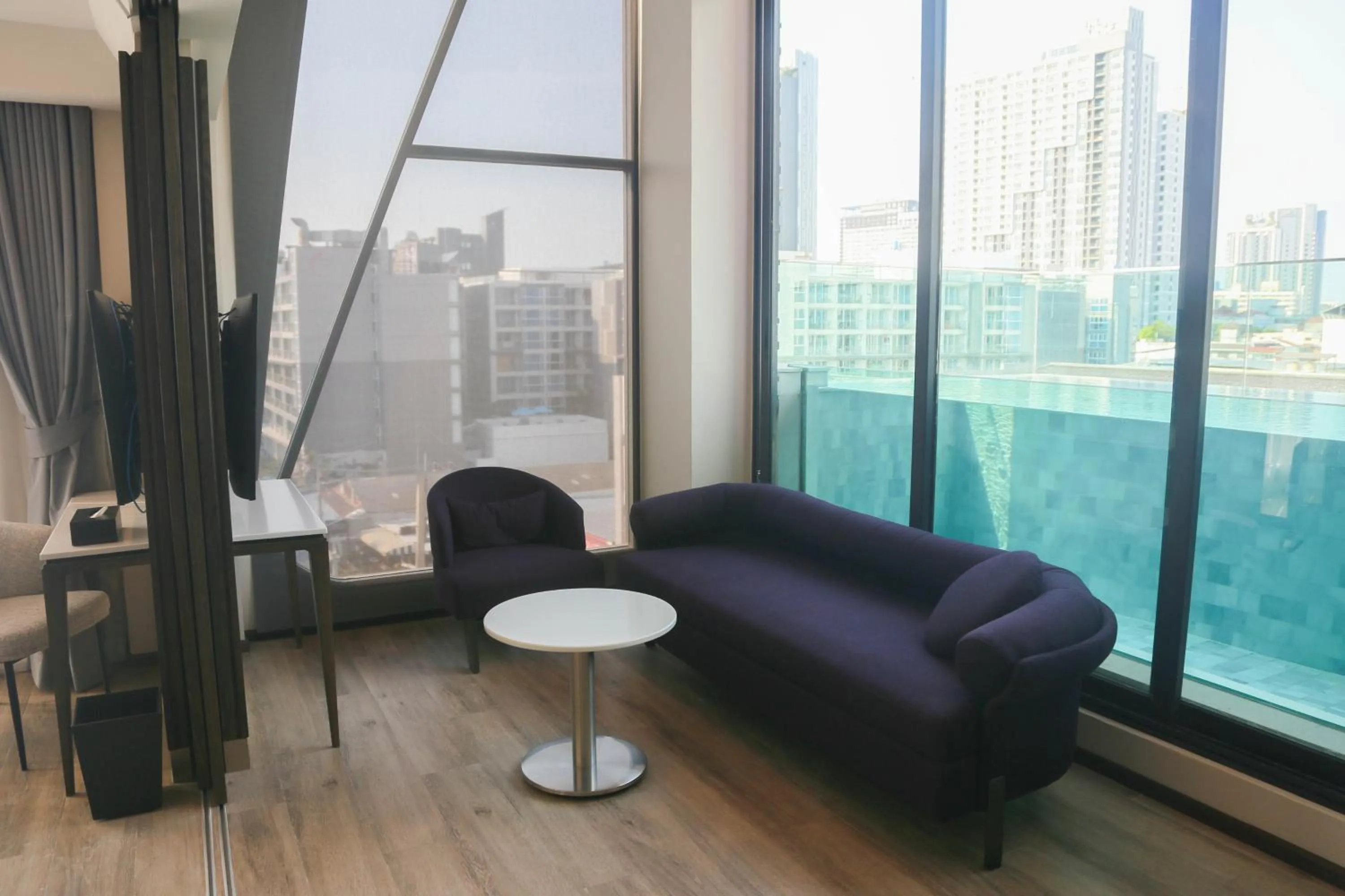 Living room in Amethyst Hotel Pattaya