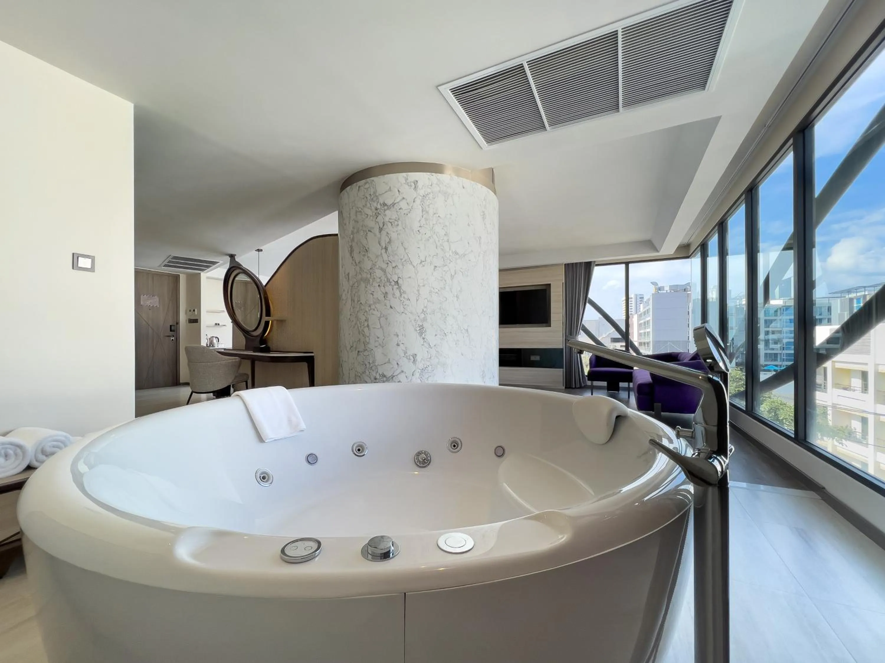 Bath in Amethyst Hotel Pattaya
