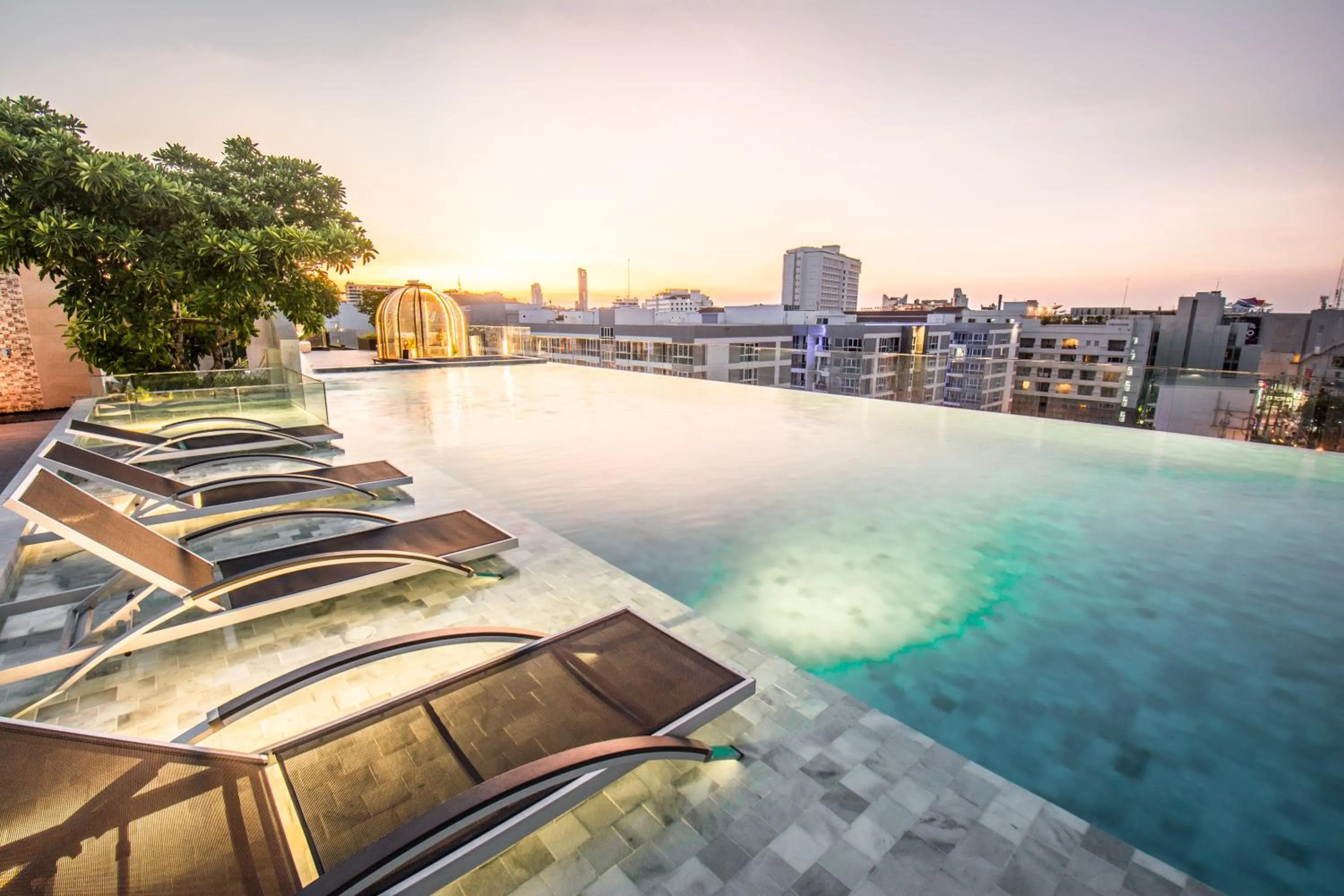 Swimming pool in Amethyst Hotel Pattaya