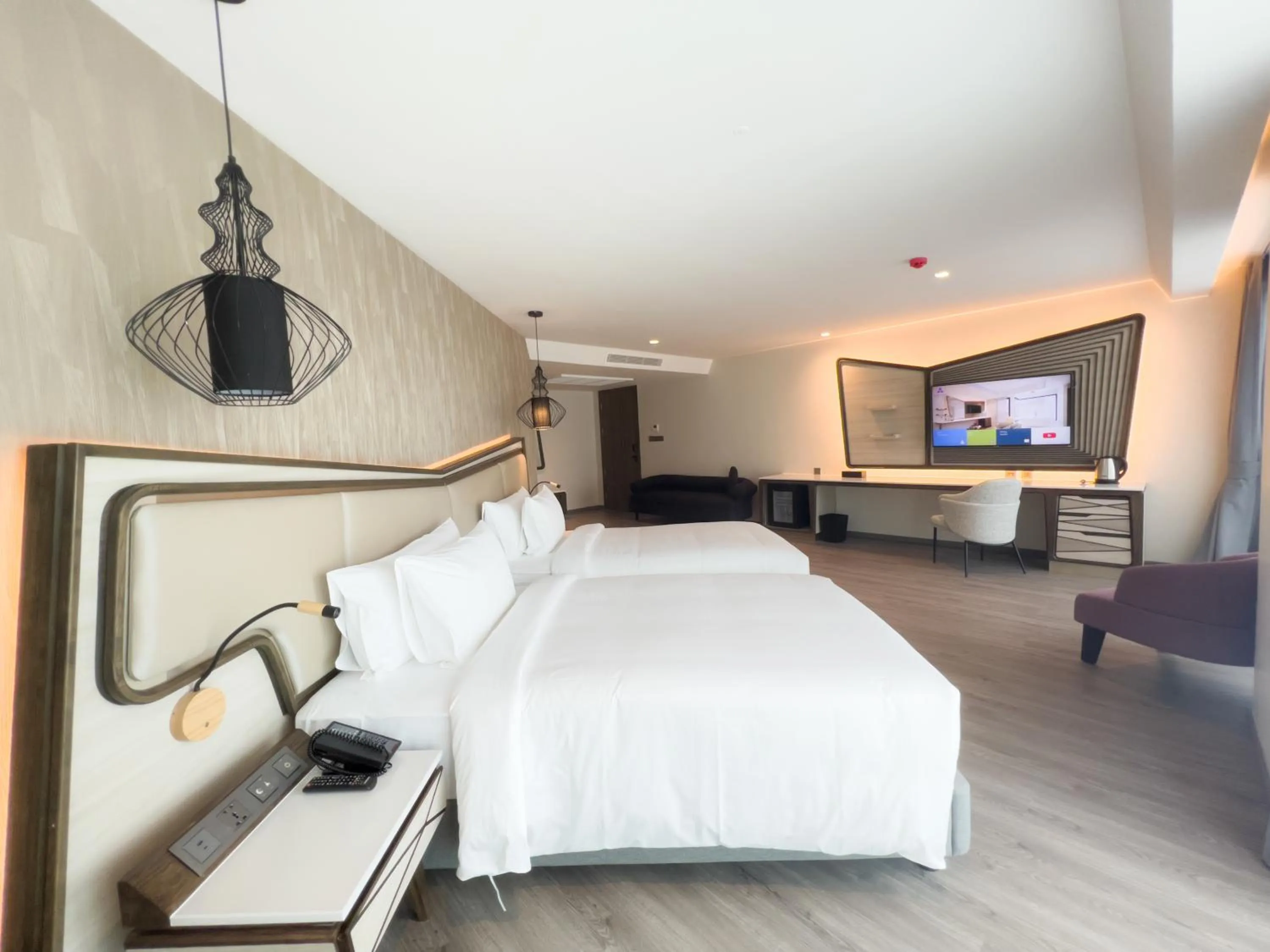 Bedroom, Bed in Amethyst Hotel Pattaya