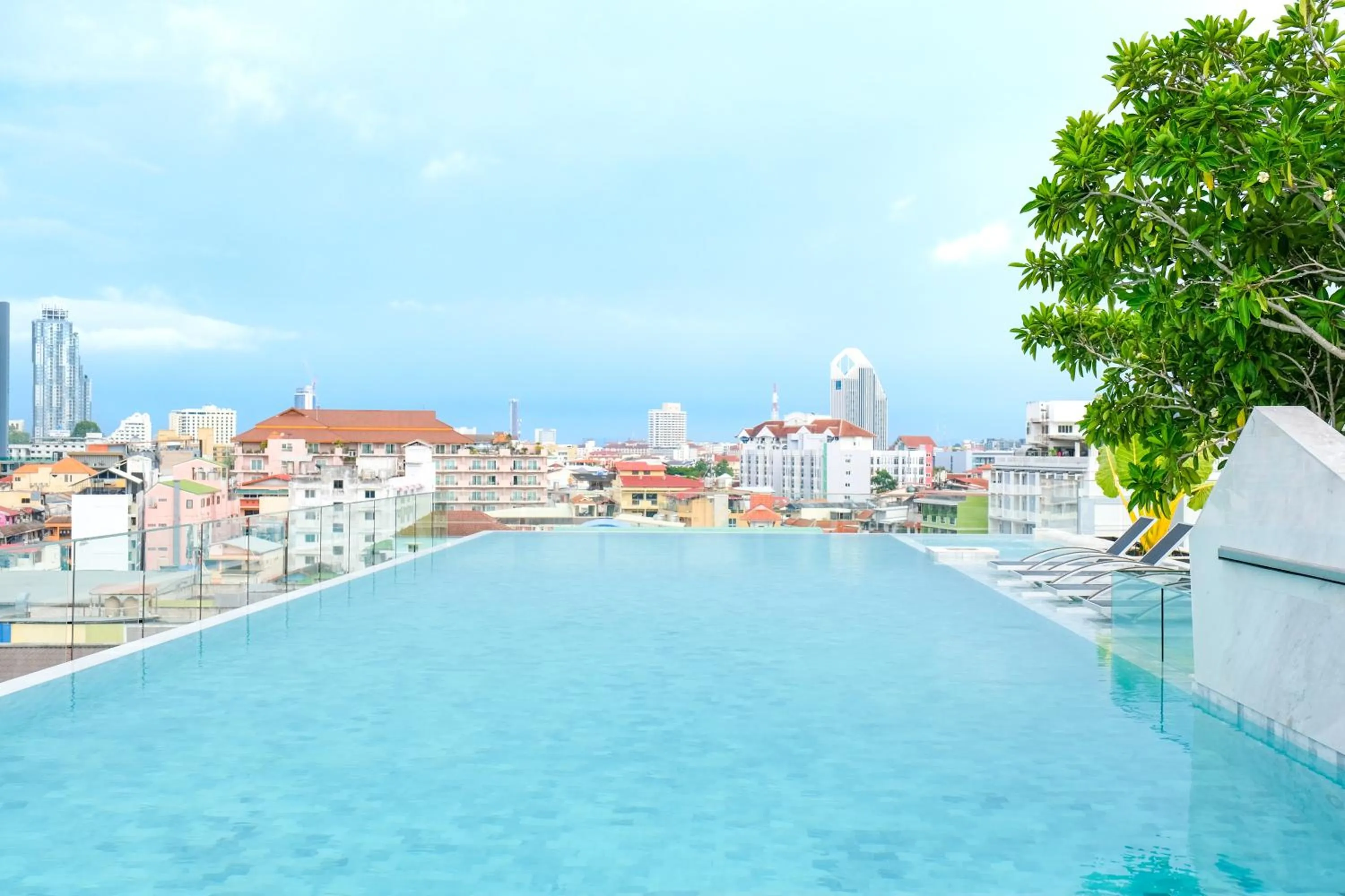 Swimming pool in Amethyst Hotel Pattaya