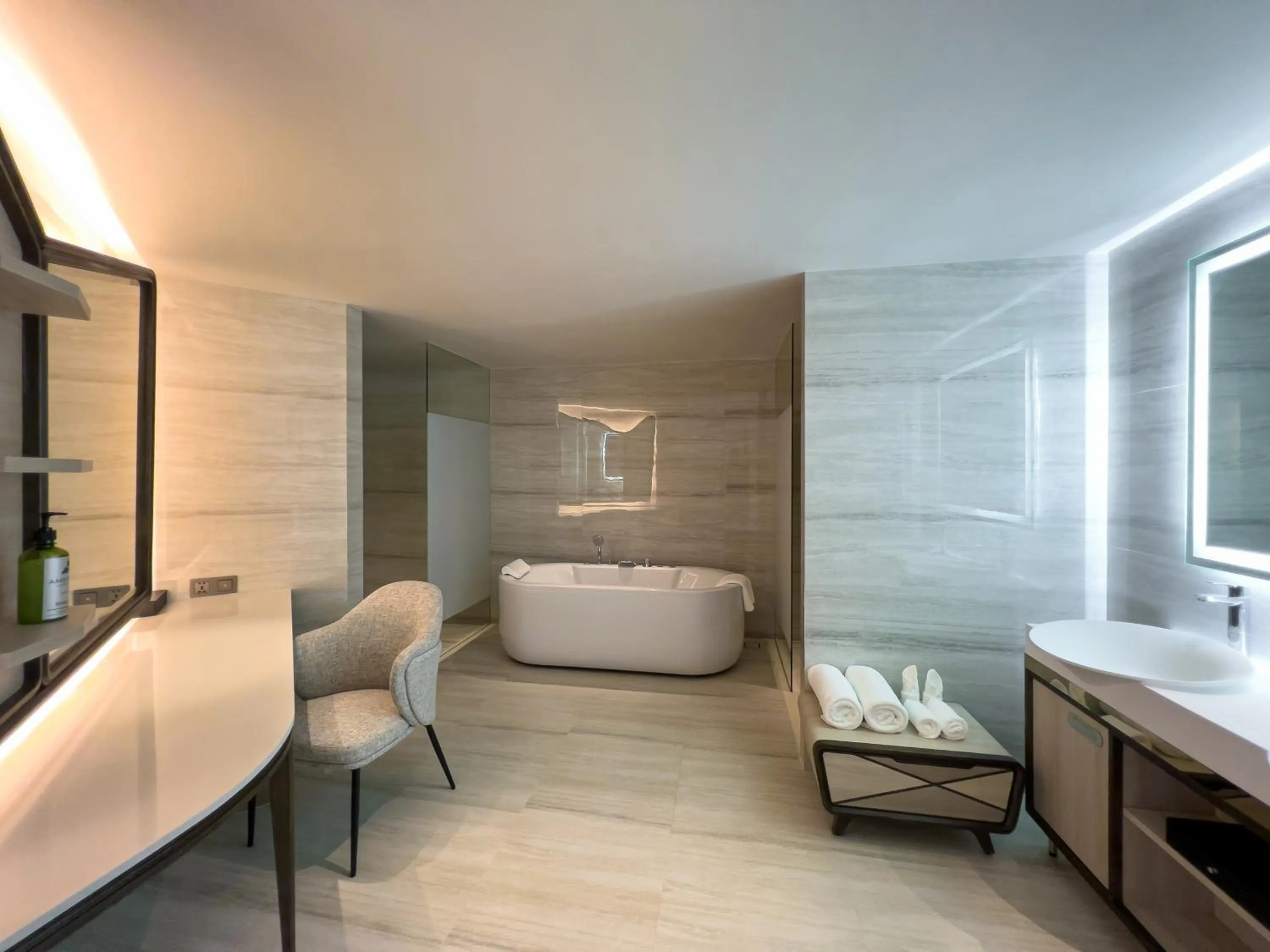 Bathroom, Bed in Amethyst Hotel Pattaya