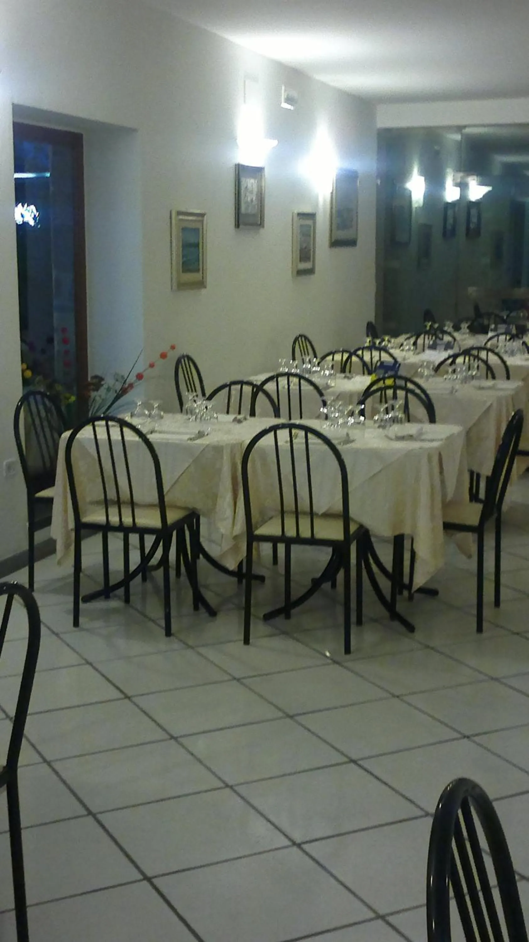 Restaurant/places to eat in Hotel Seven Residence