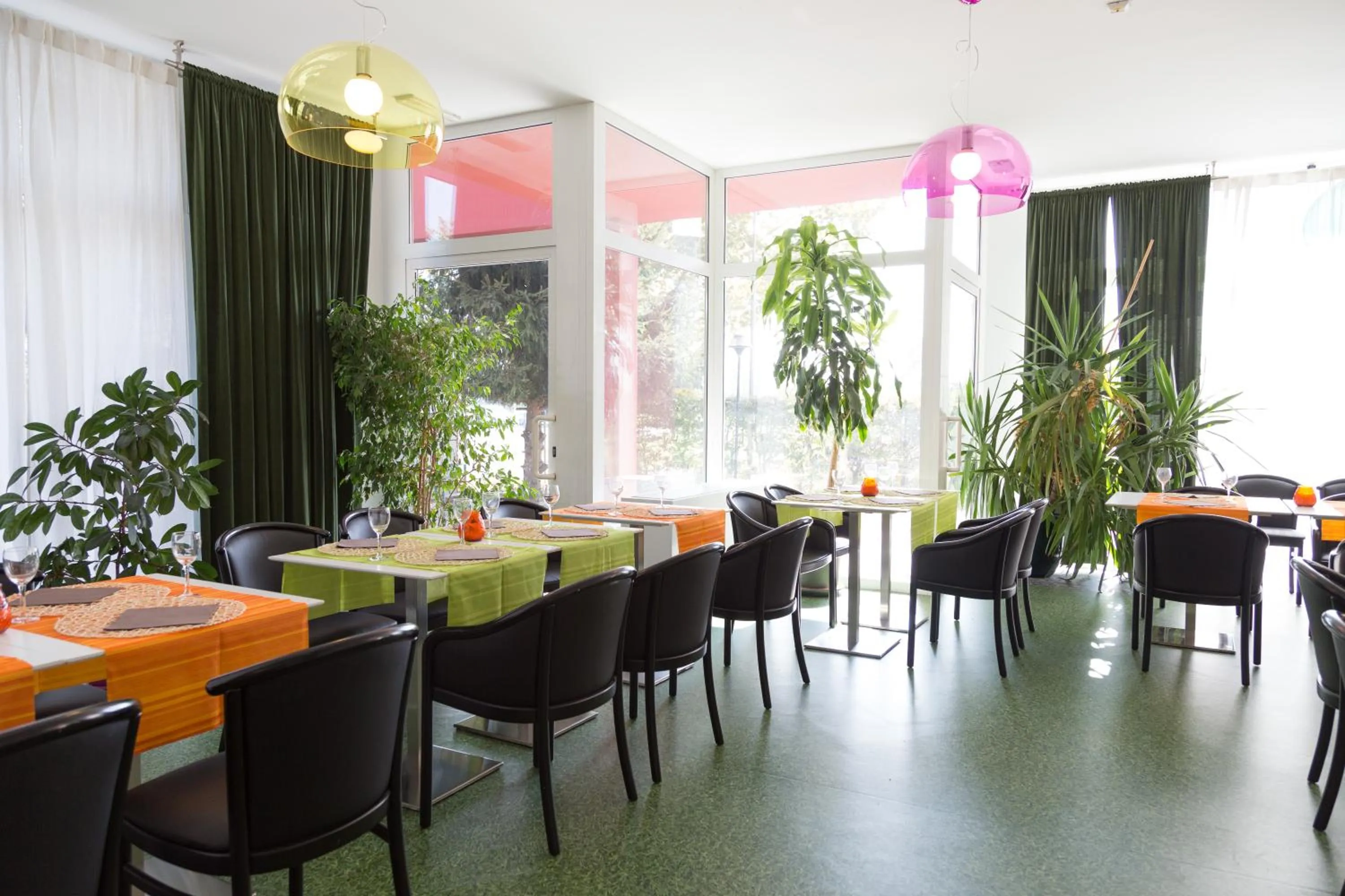 Restaurant/places to eat in Hotels Campus