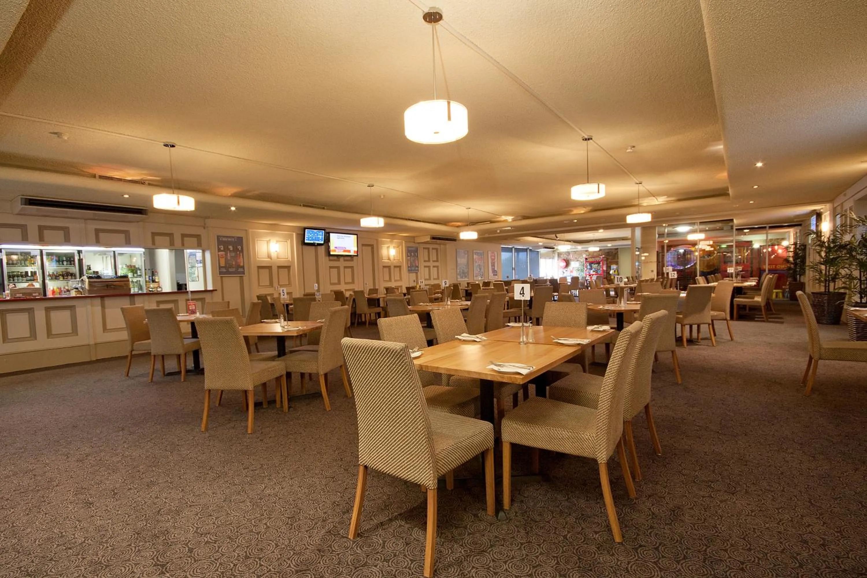 Restaurant/places to eat in Enfield Hotel