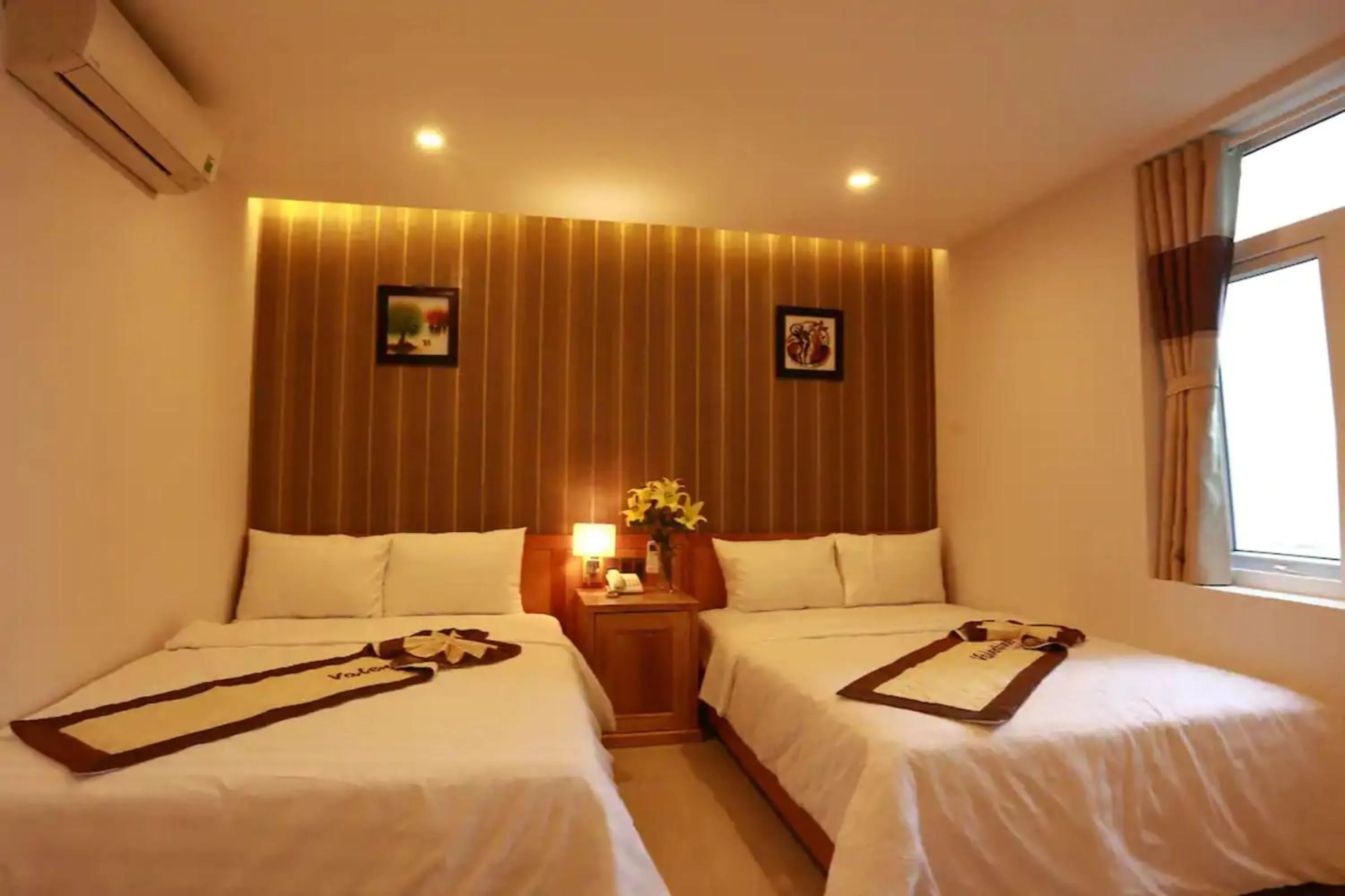 Bedroom, Bed in Valentine Hotel