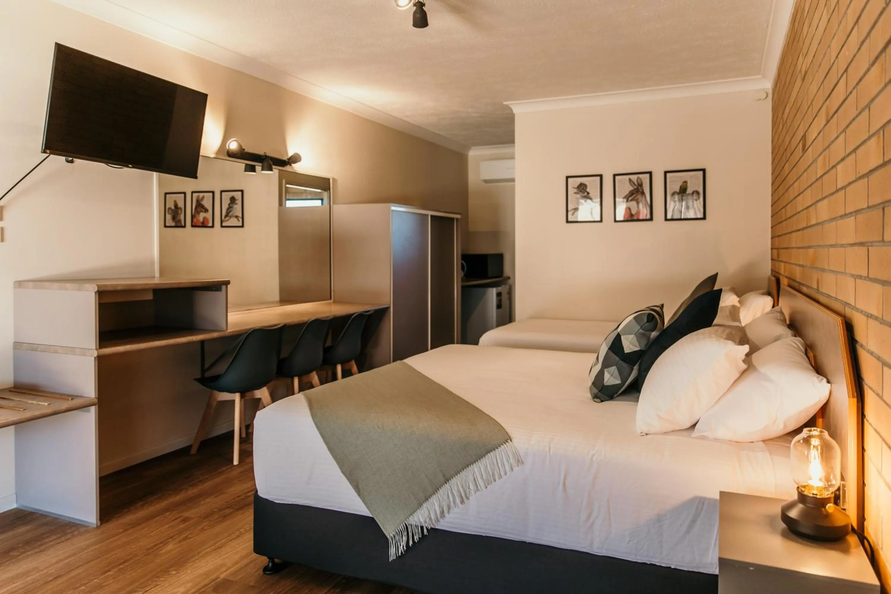 TV and multimedia, Bed in Oasis Motor Inn Blackall