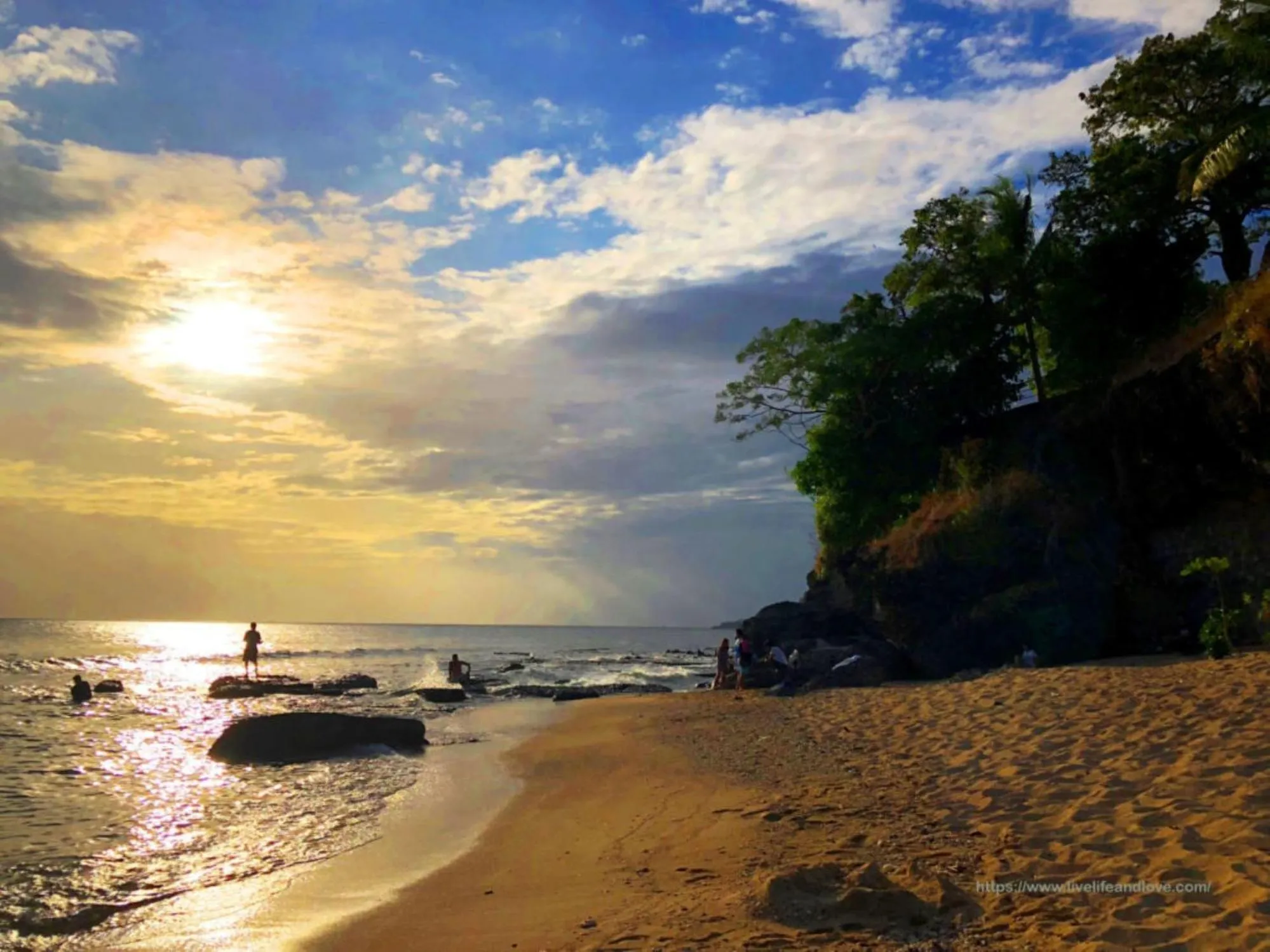 Beach in RedDoorz @ Sukitel Budget Hotel Nasugbu