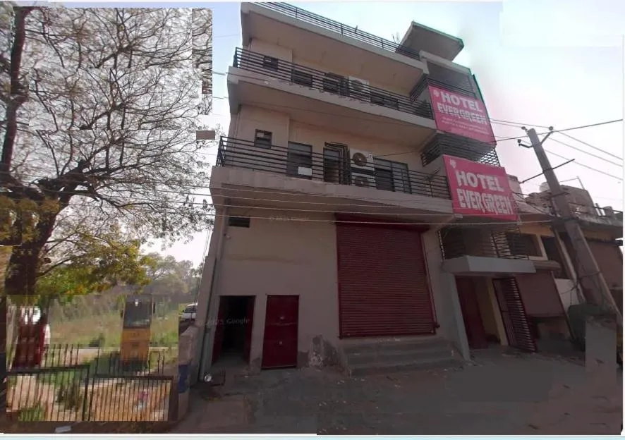 Facade/entrance in Hotel O Evergreen