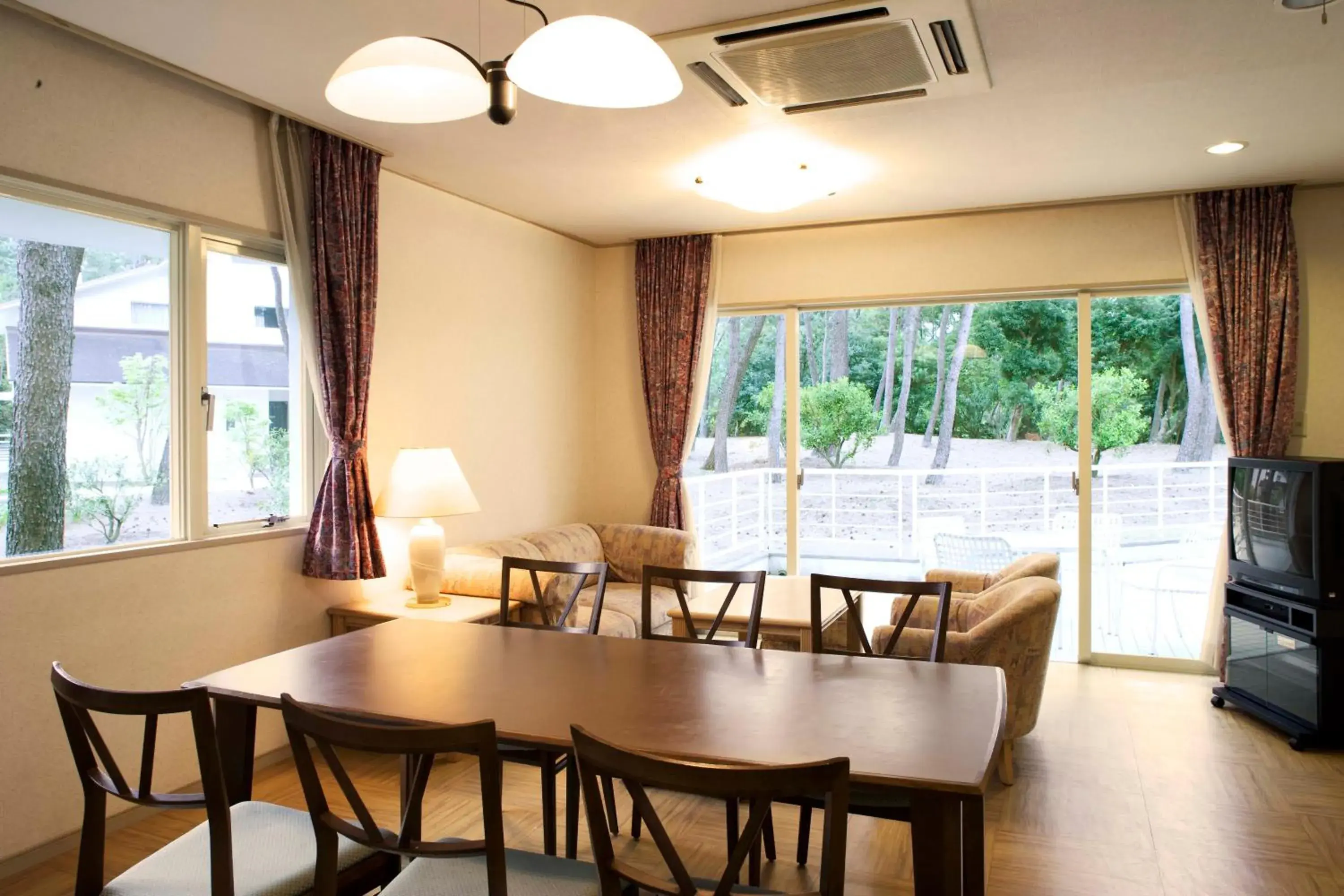 Family Room (Pet Friendly) - single occupancy - "Cottage Himuka" in Cottage Himuka Family Room (Pet Friendly) - single occupancy - "Cottage Himuka" in Cottage Himuka
