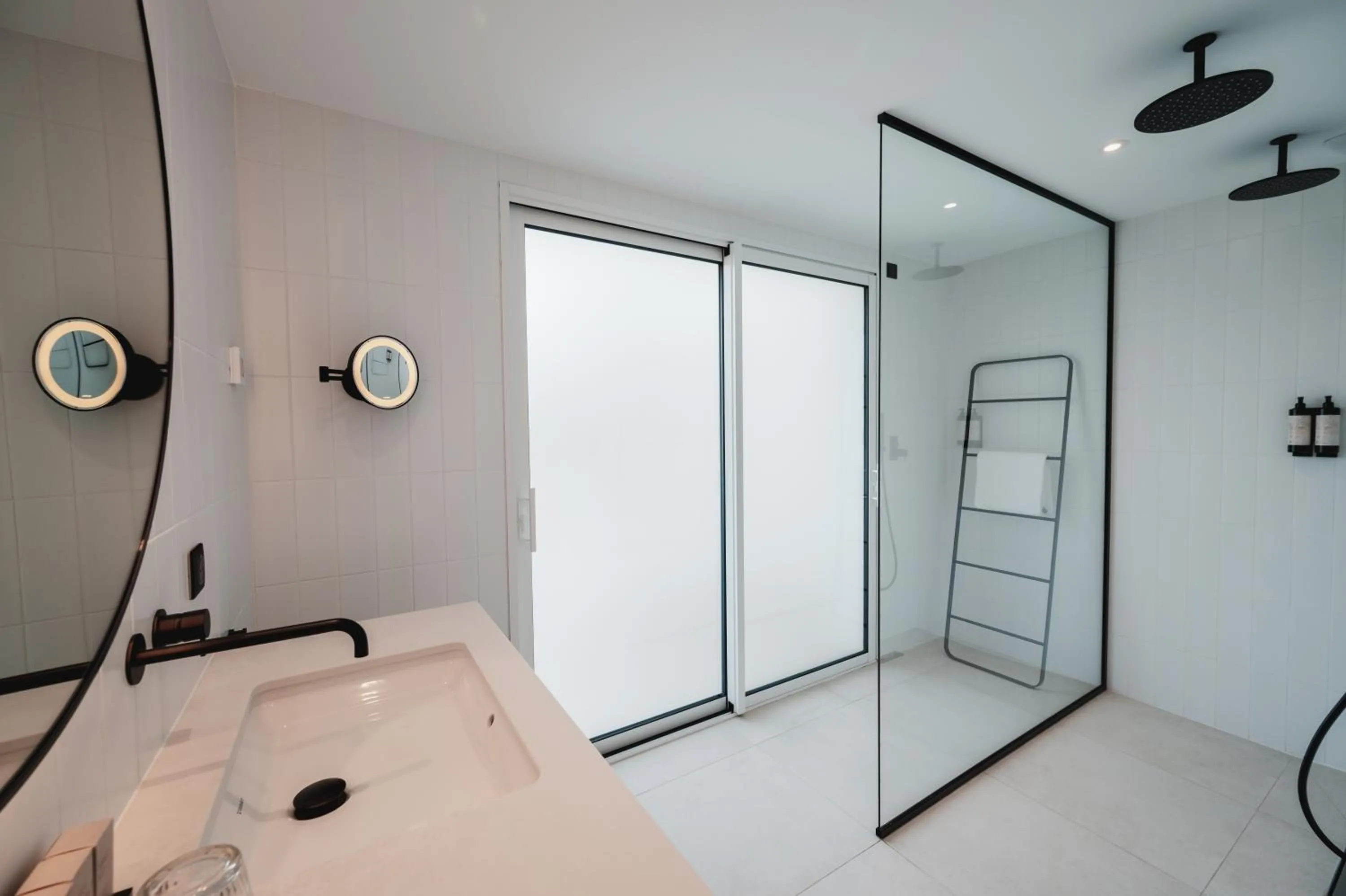 Bathroom, Bed in Van der Valk Hotel Bloom Saint Aygulf