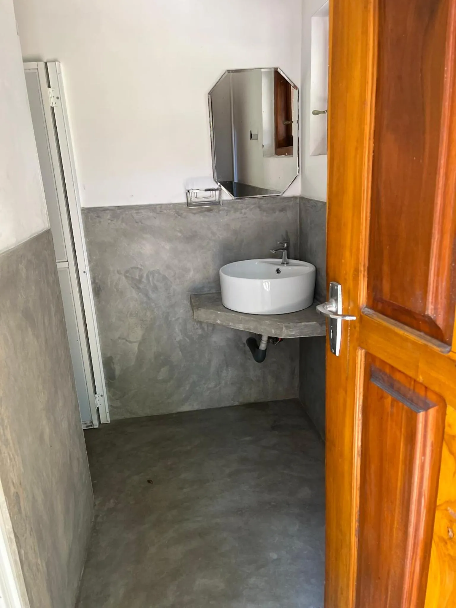 Toilet in Tanty’s Hostel