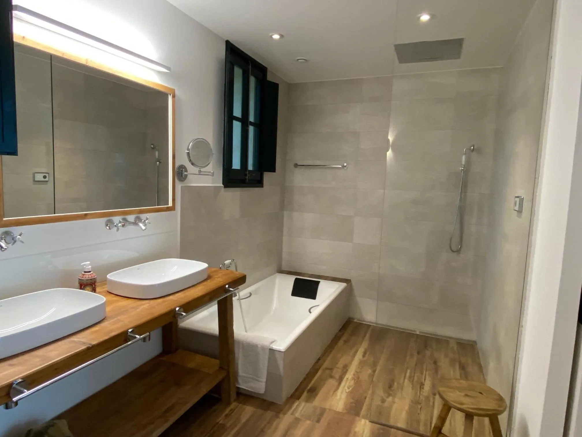 Shower in HOTEL MAS ARET