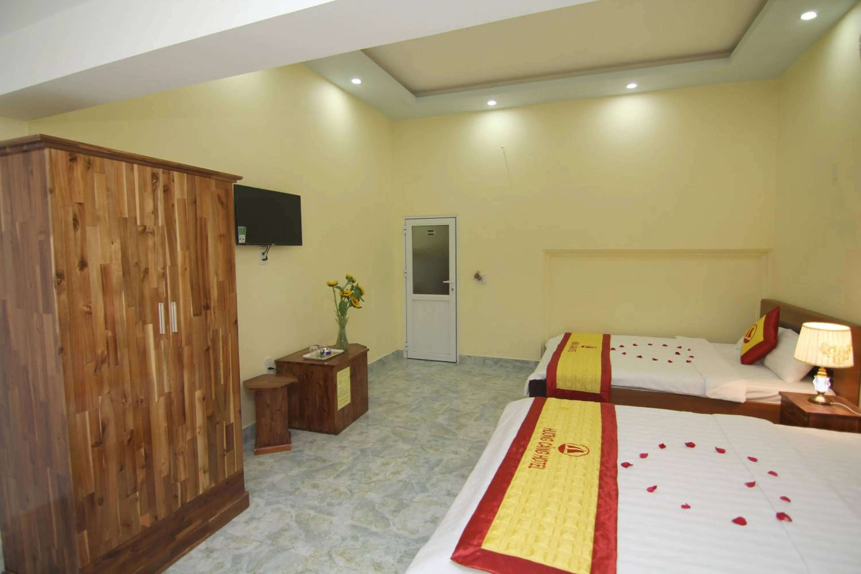 towels, Bed in Huong Cang Sea View Hotel