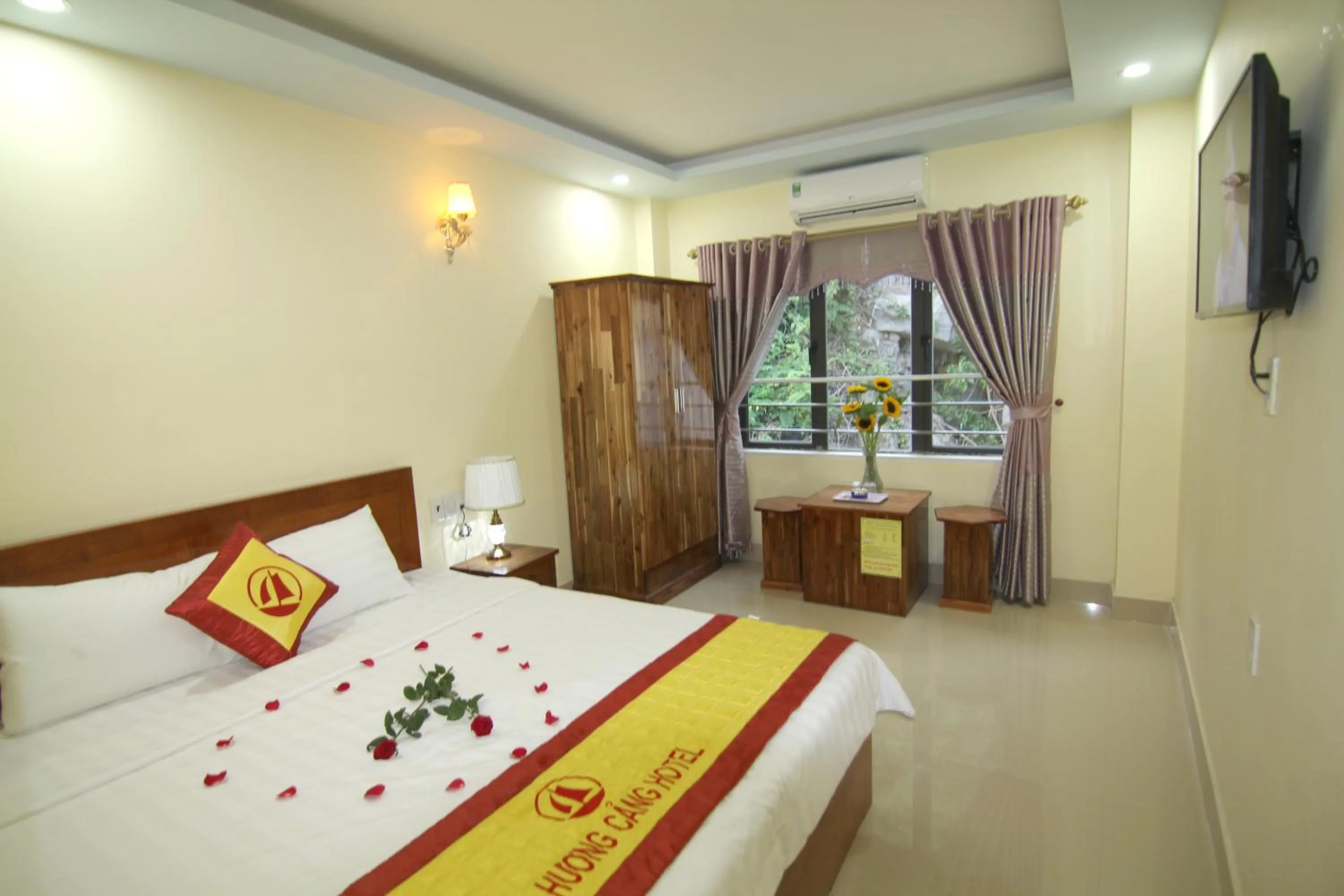 Property building, Bed in Huong Cang Sea View Hotel