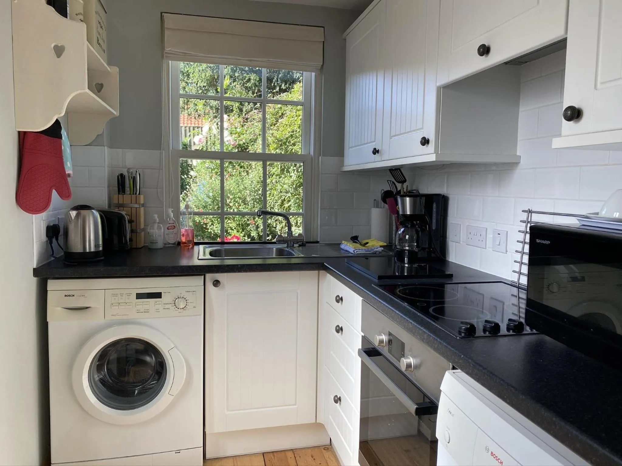 Kitchen or kitchenette in Green Cottages