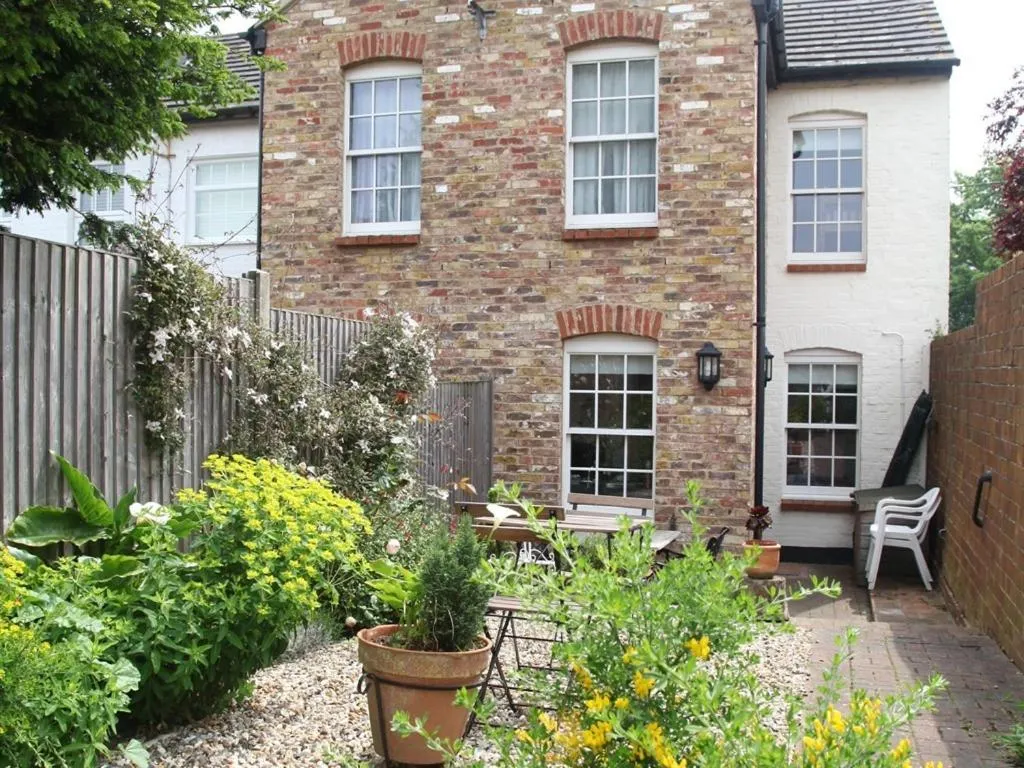 Garden in Green Cottages