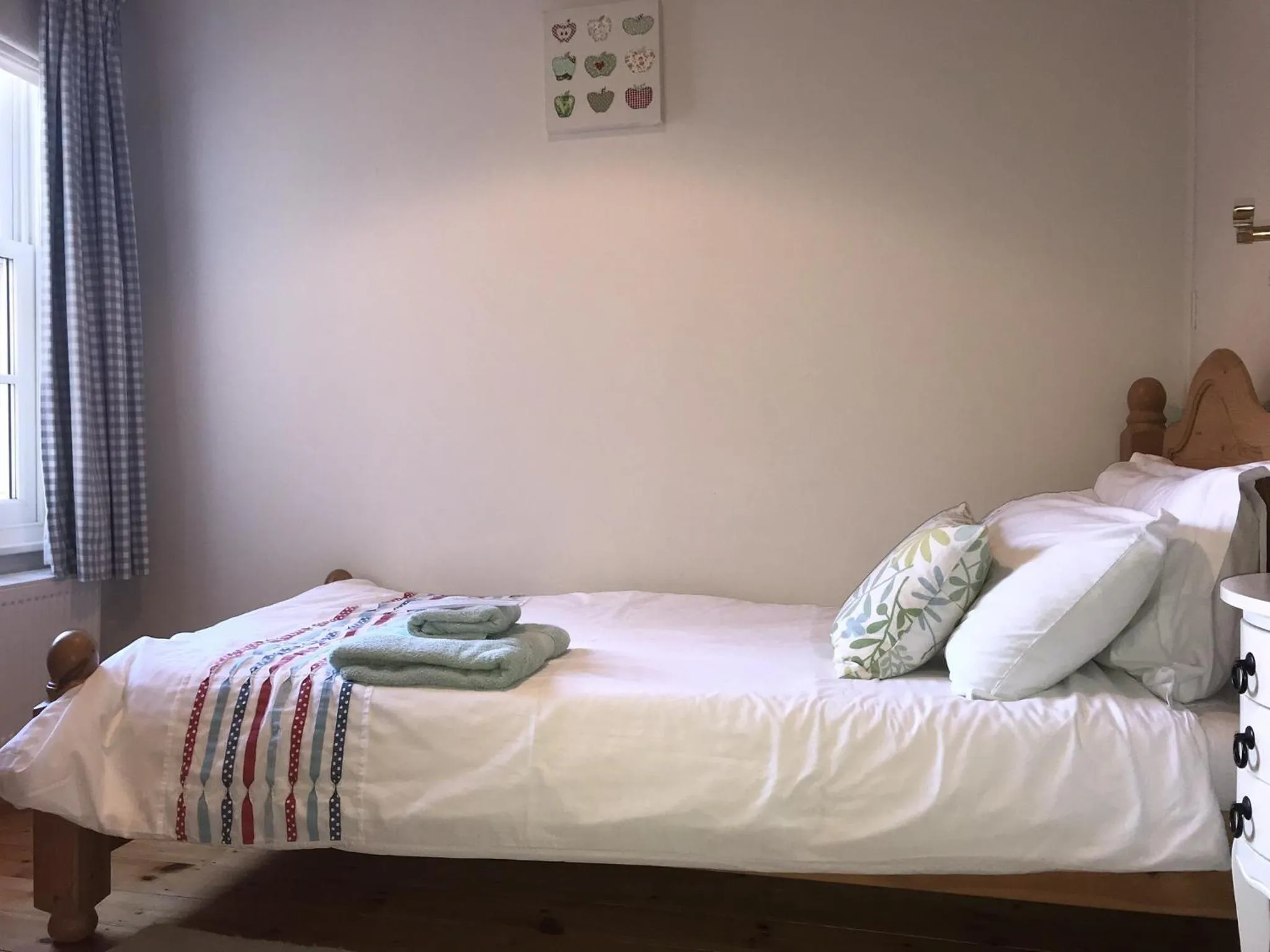 Bedroom, Bed in Green Cottages