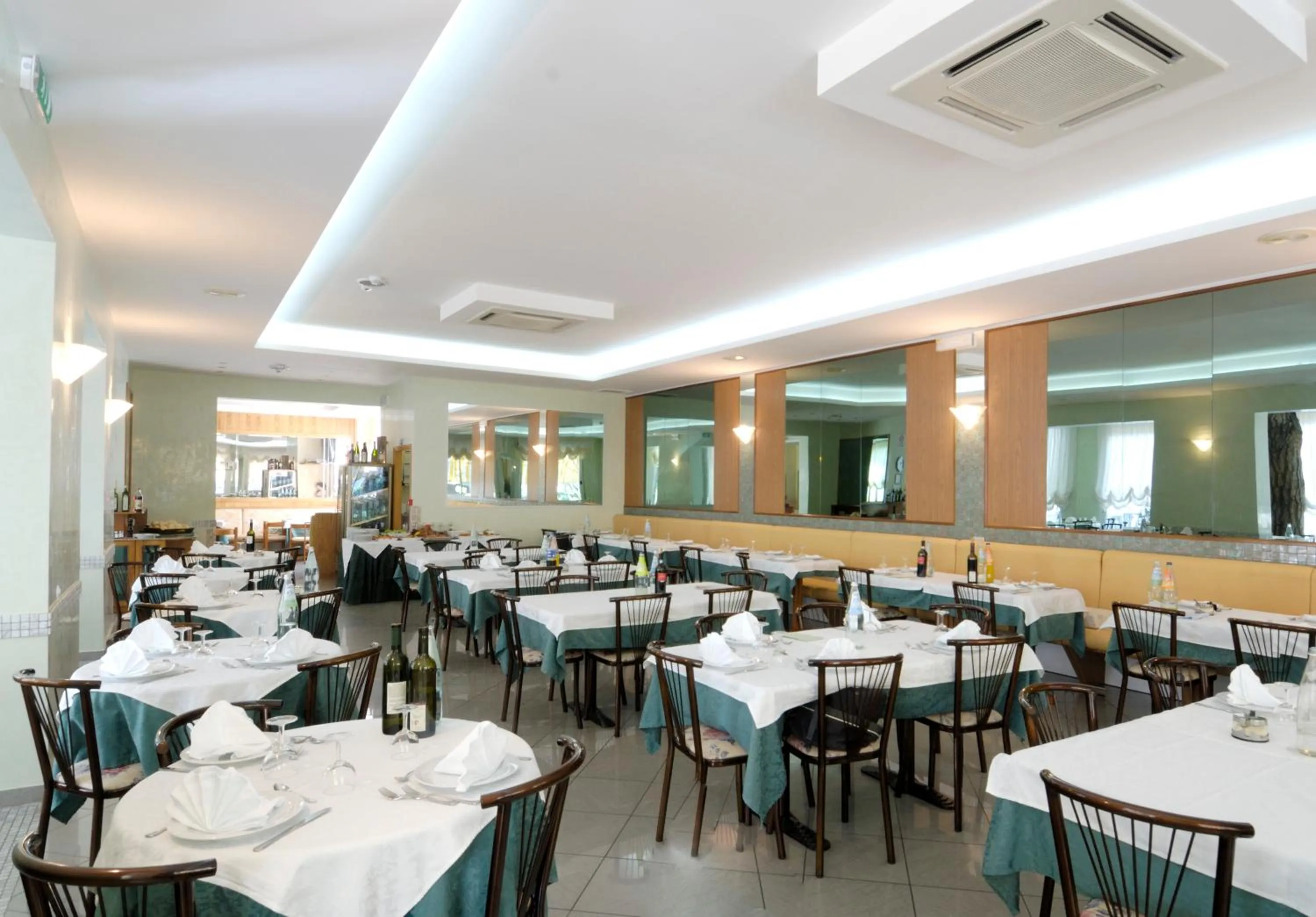 Restaurant/places to eat in Hotel Villa dei Fiori - sul mare con piscina