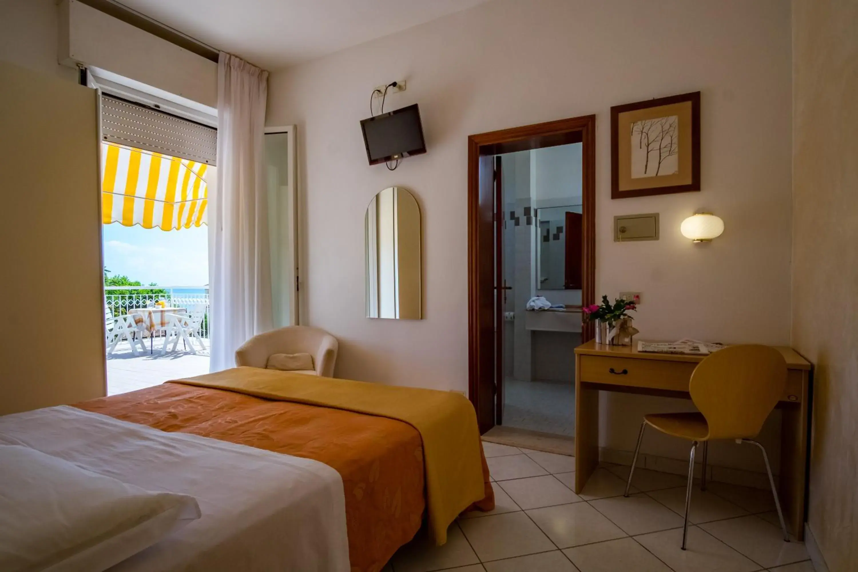 Deluxe Double Room with Balcony and Sea View in Hotel Villa dei Fiori - sul mare con piscina Deluxe Double Room with Balcony and Sea View in Hotel Villa dei Fiori - sul mare con piscina