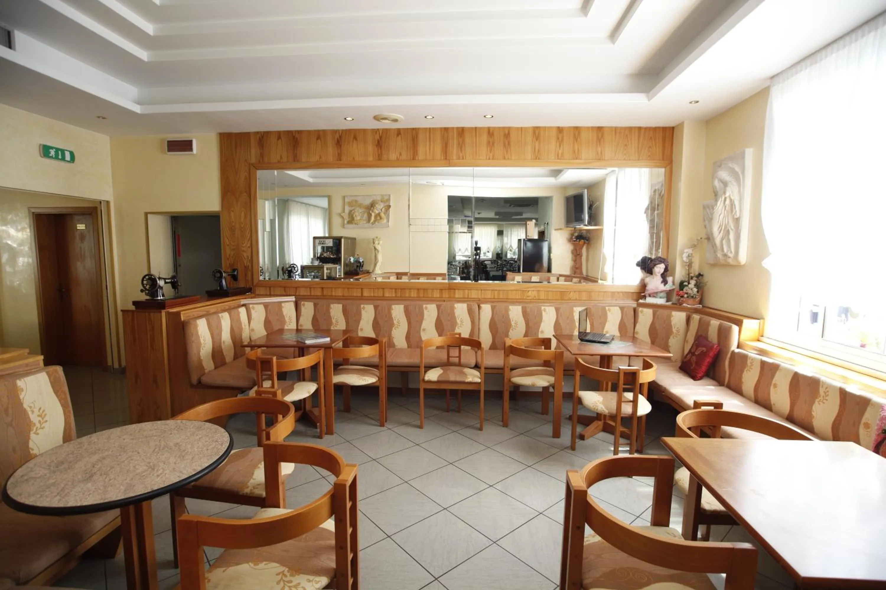 Seating area in Hotel Villa dei Fiori - sul mare con piscina