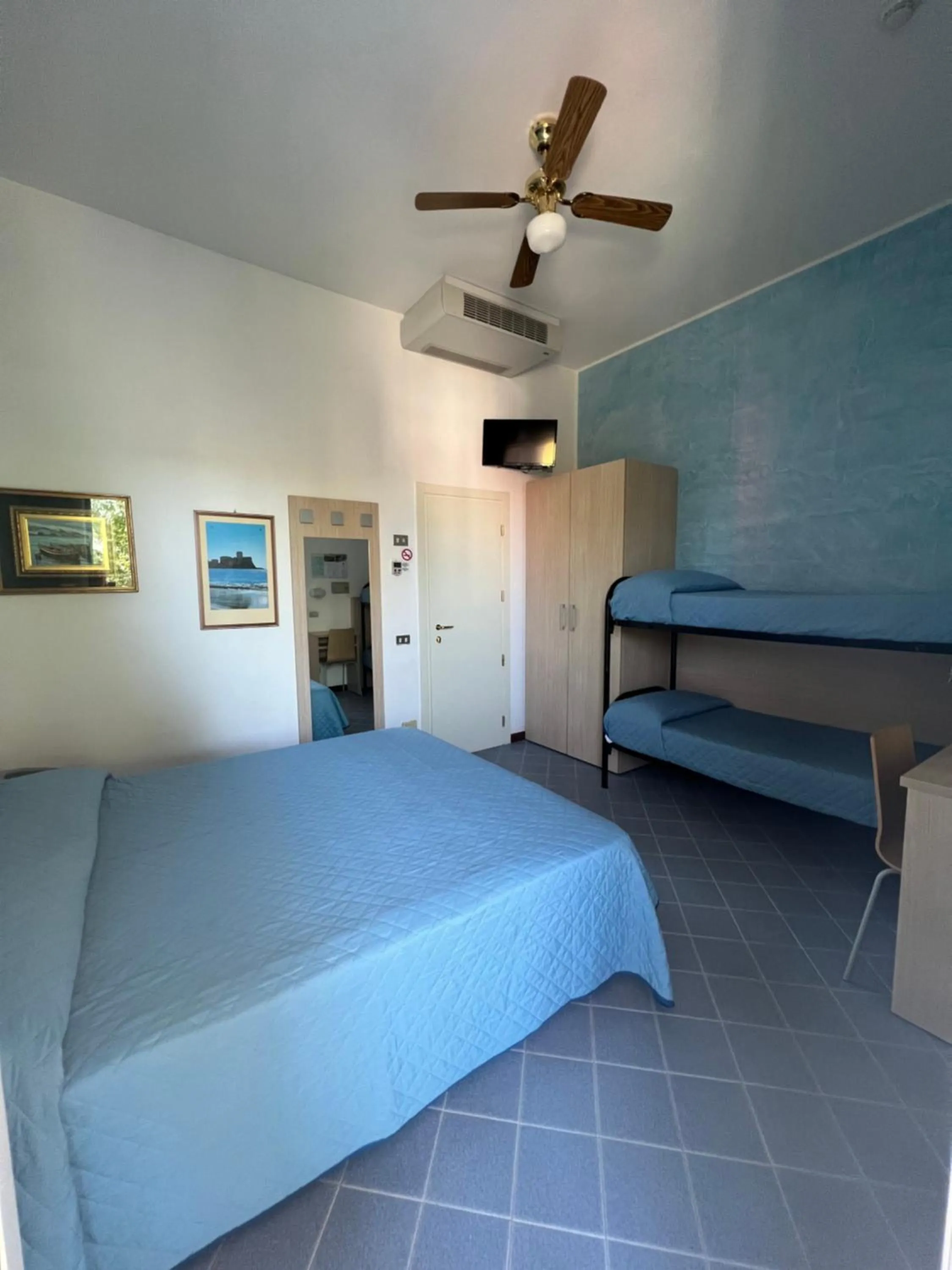 Photo of the whole room, Bed in Hotel Villa dei Fiori - sul mare con piscina