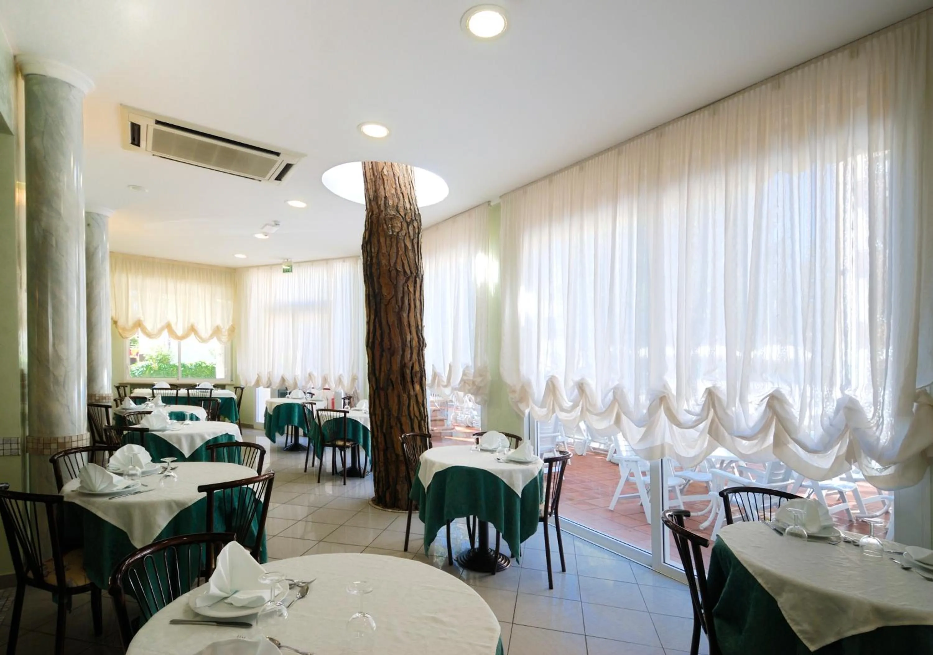 Restaurant/places to eat in Hotel Villa dei Fiori - sul mare con piscina