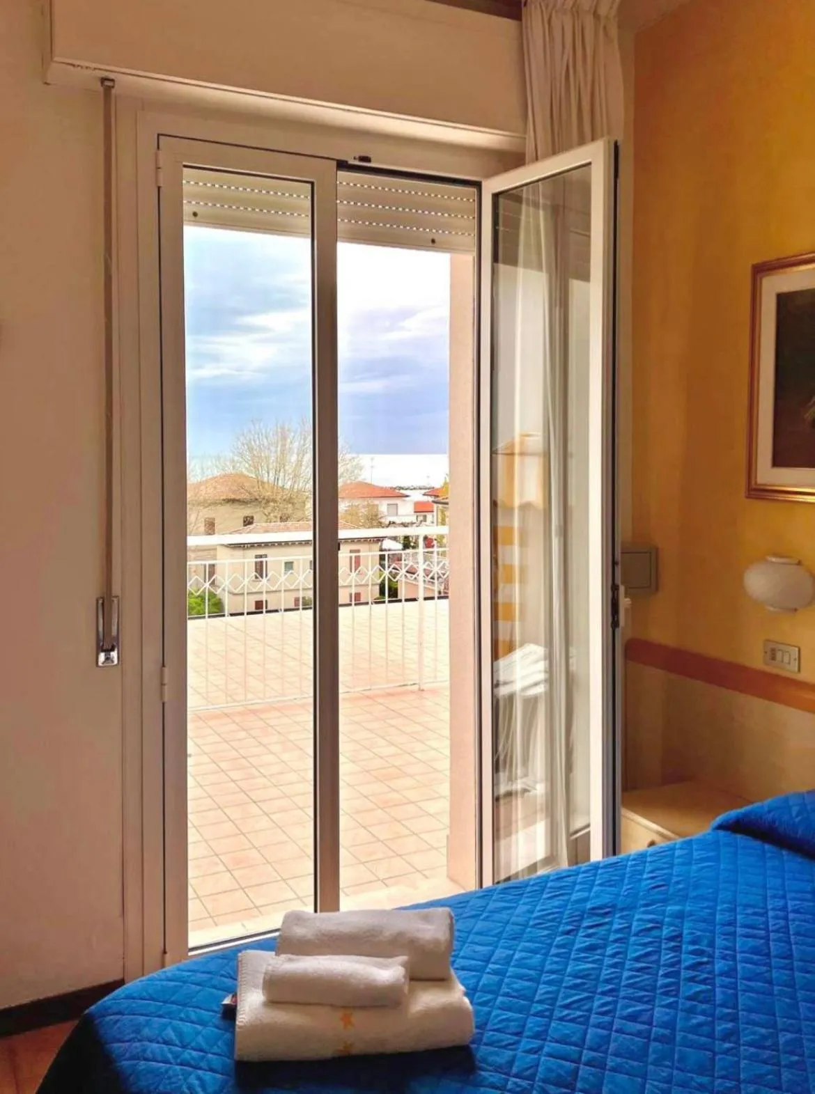 Balcony/Terrace, Bed in Hotel Villa dei Fiori - sul mare con piscina