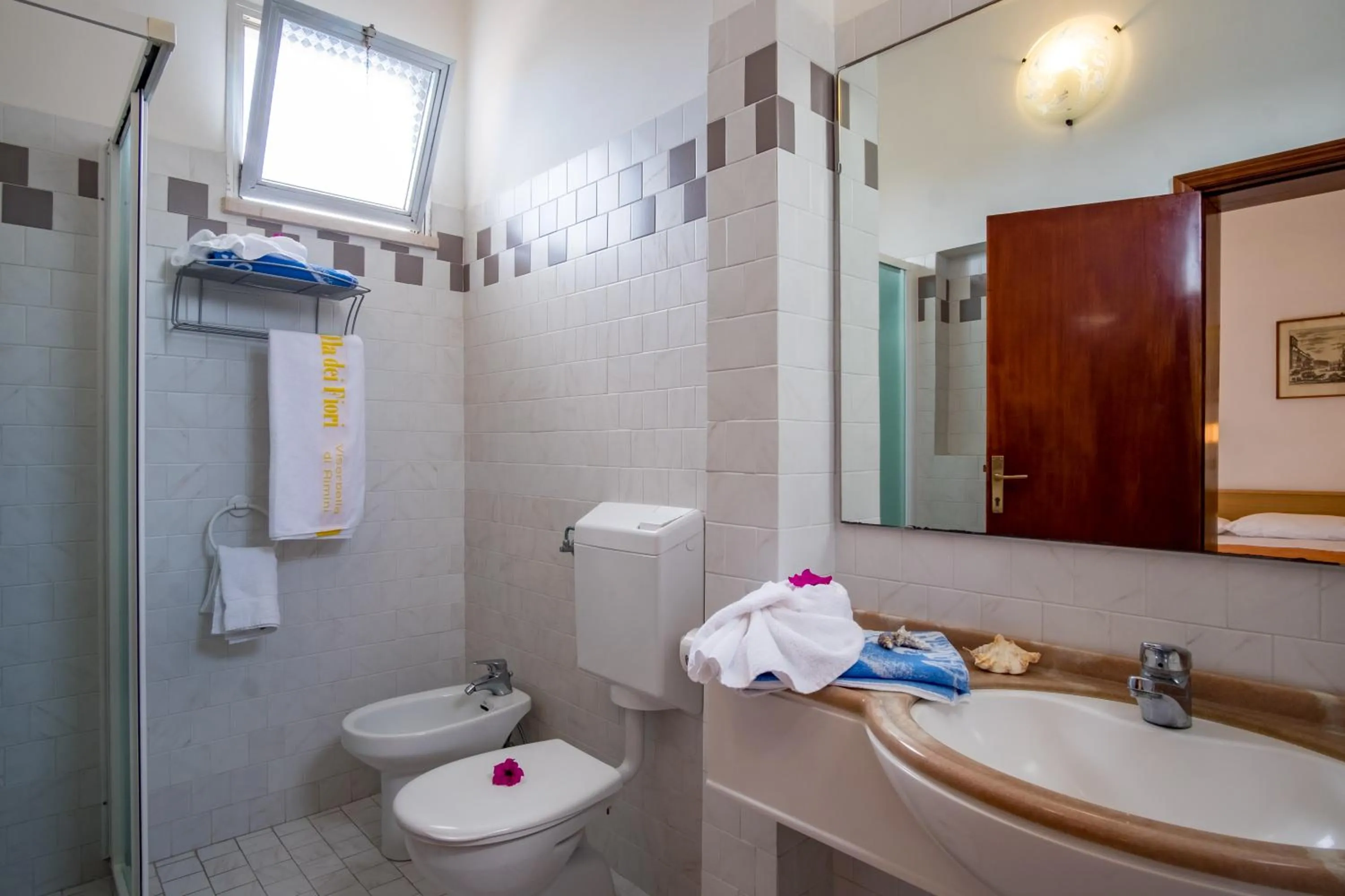 Bathroom in Hotel Villa dei Fiori - sul mare con piscina