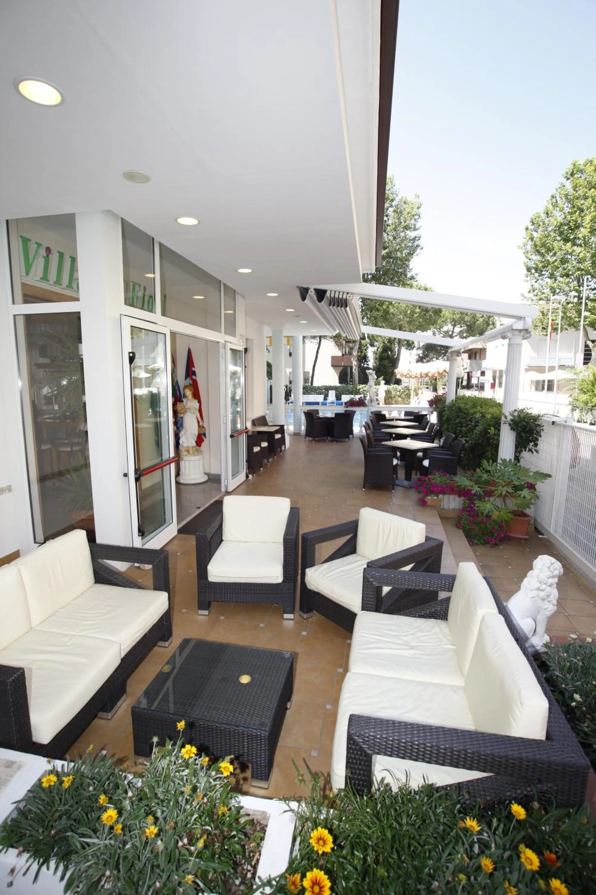Facade/entrance in Hotel Villa dei Fiori - sul mare con piscina