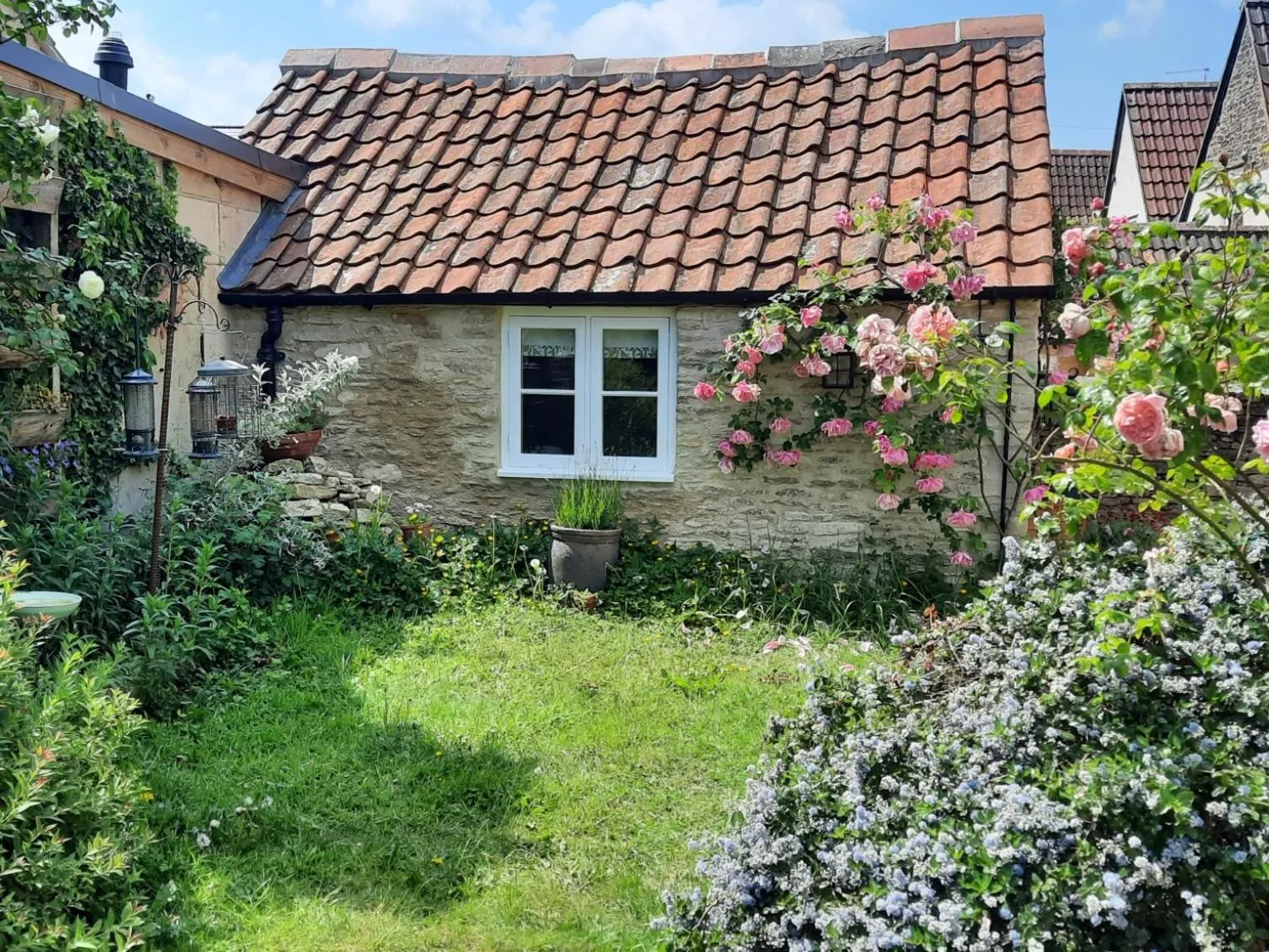 Garden in Cotswold Cottage B&B - 5 Minutes Walk to Village Pub