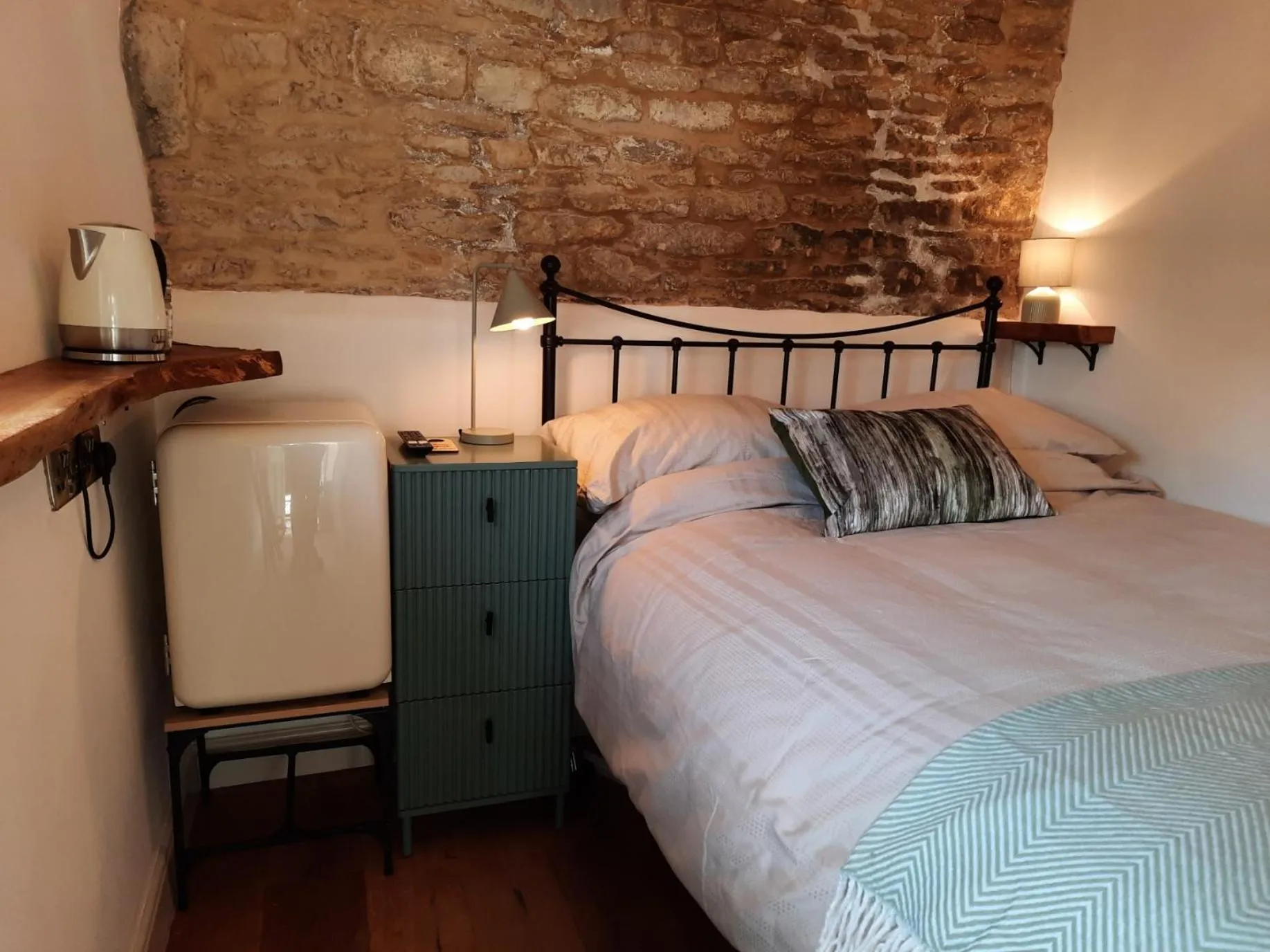 Bed in Cotswold Cottage B&B - 5 Minutes Walk to Village Pub