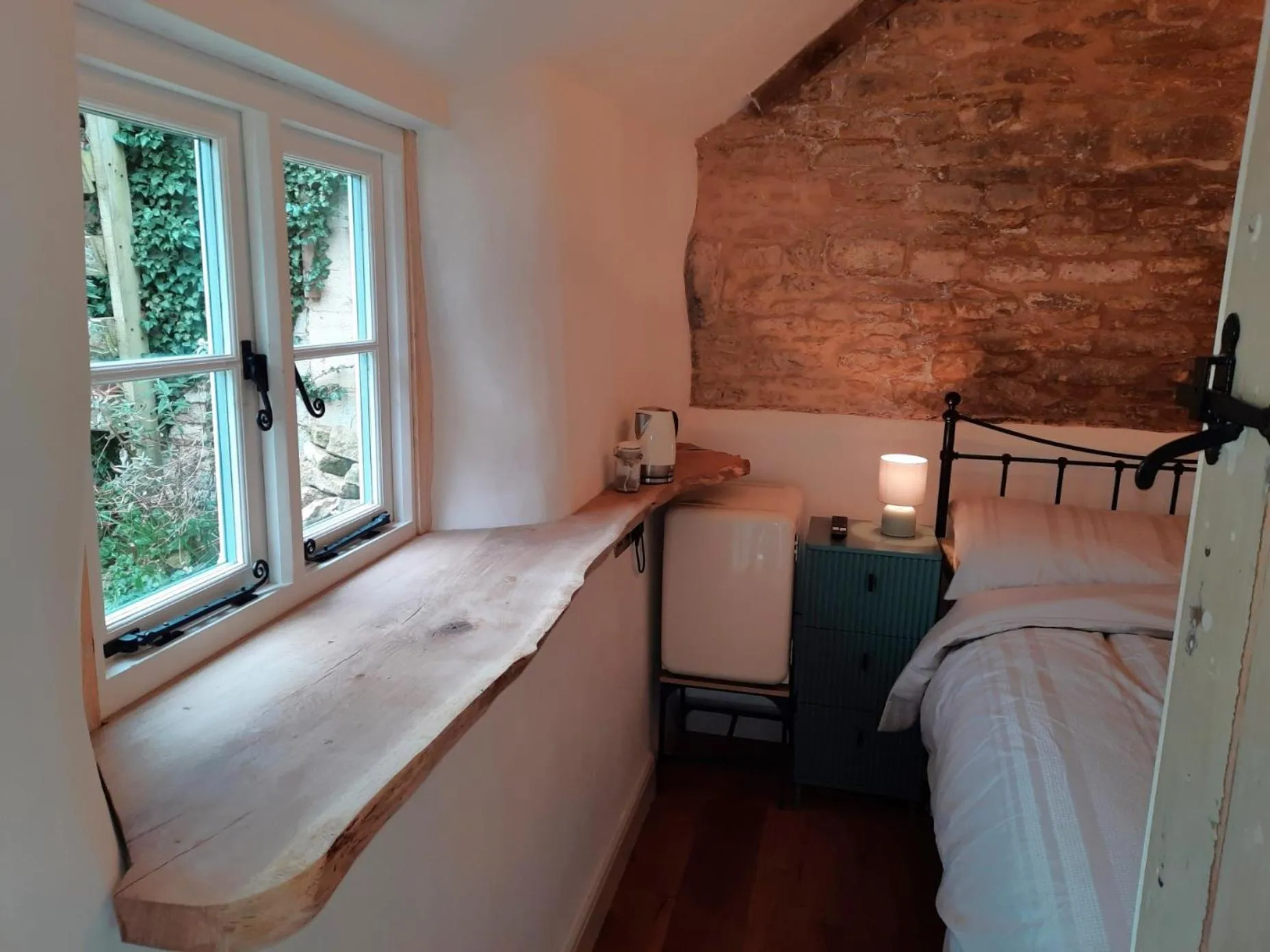 Bed in Cotswold Cottage B&B - 5 Minutes Walk to Village Pub