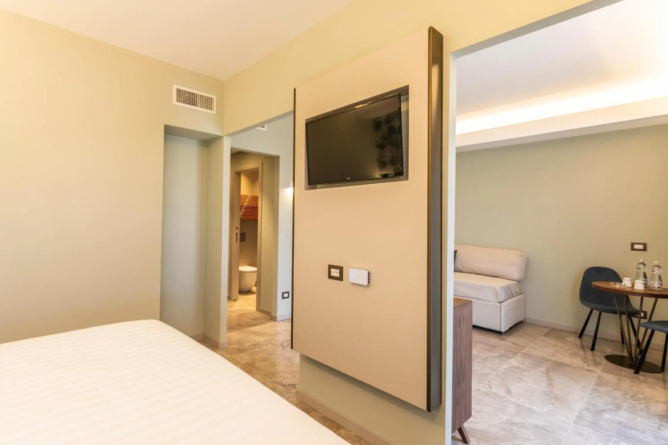 TV and multimedia, Bed in SOLMARIS TROPEA City Center - Rooms & Suites - Private Parking