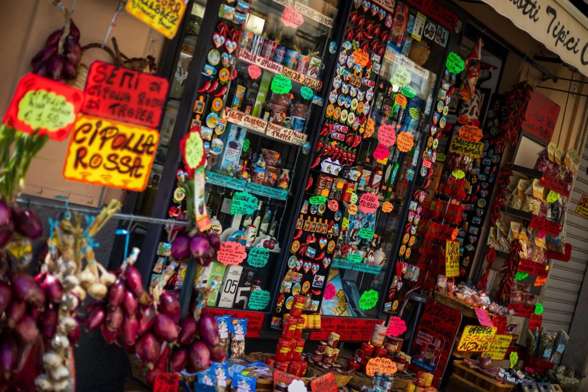 On-site shops in SOLMARIS TROPEA City Center - Rooms & Suites - Private Parking