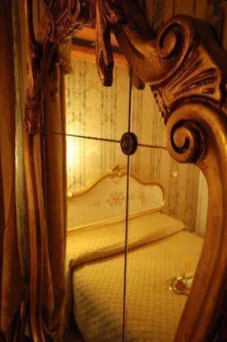 Decorative detail, Bed in Residenza Hotel San Maurizio