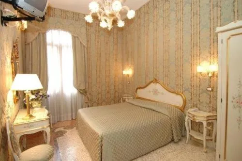 Photo of the whole room, Bed in Residenza Hotel San Maurizio