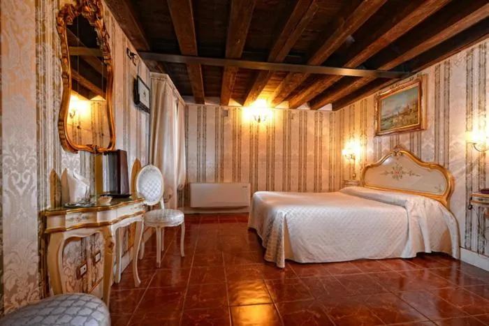 Photo of the whole room, Bed in Residenza Hotel San Maurizio
