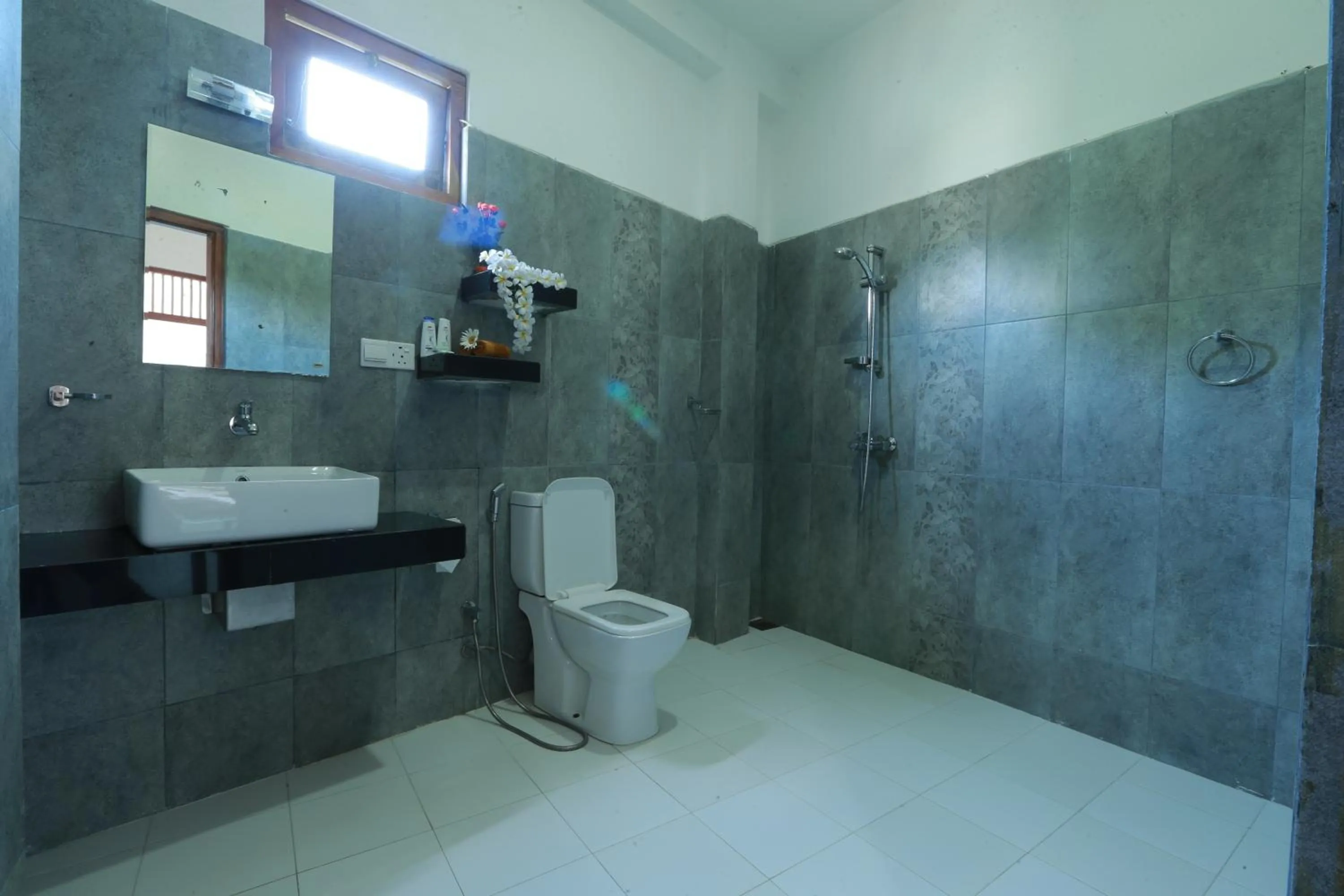 Bathroom in Hotel Bay Watch Unawatuna