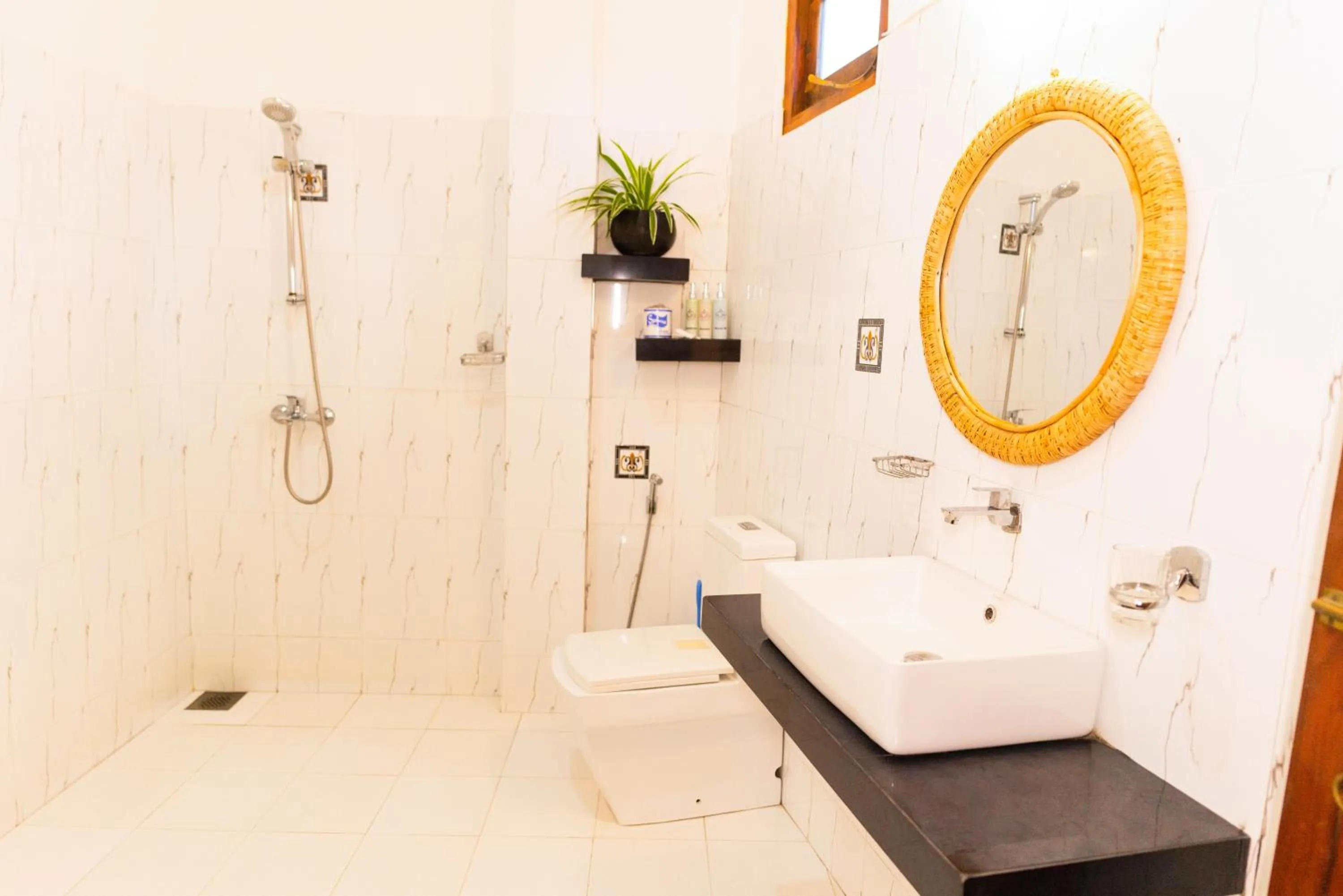 Bathroom in Hotel Bay Watch Unawatuna